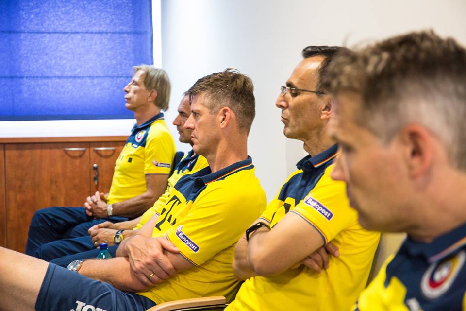 România - Muntenegru. Tricolorii se relaxează în cantonament jucând câte o partidă de ping-pong VIDEO