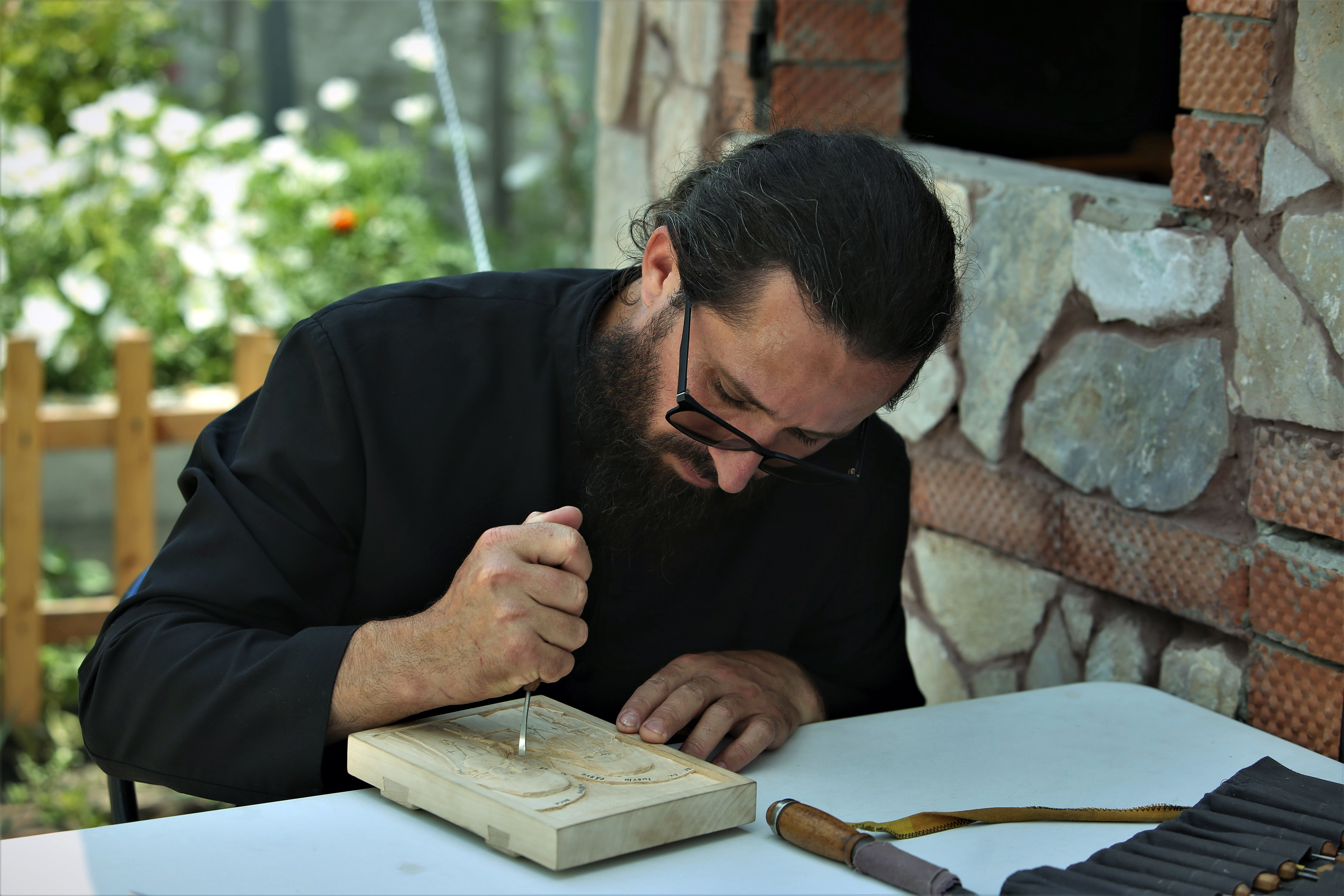 Izolare sau sihăstrie. De un an jumătate, călugărul Justinian este starețul unei biserici-ruină, din Teleorman