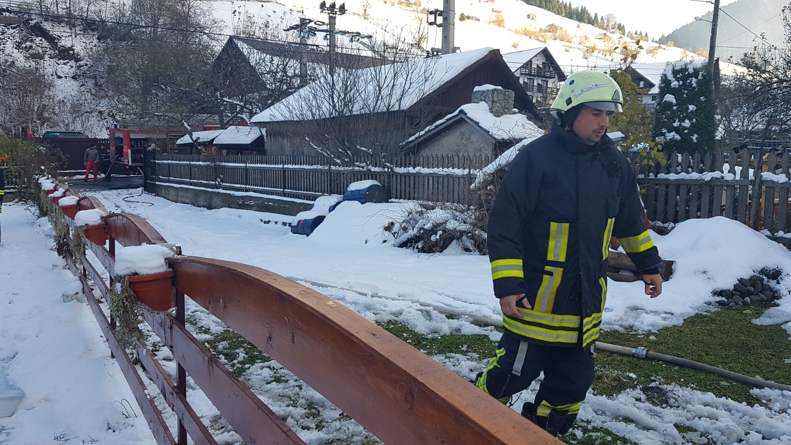 UPDATE: O casă şi o pensiune din Moieciu de Sus au luat foc. Incendiul, stins după mai bine de 13 ore| FOTO&VIDEO