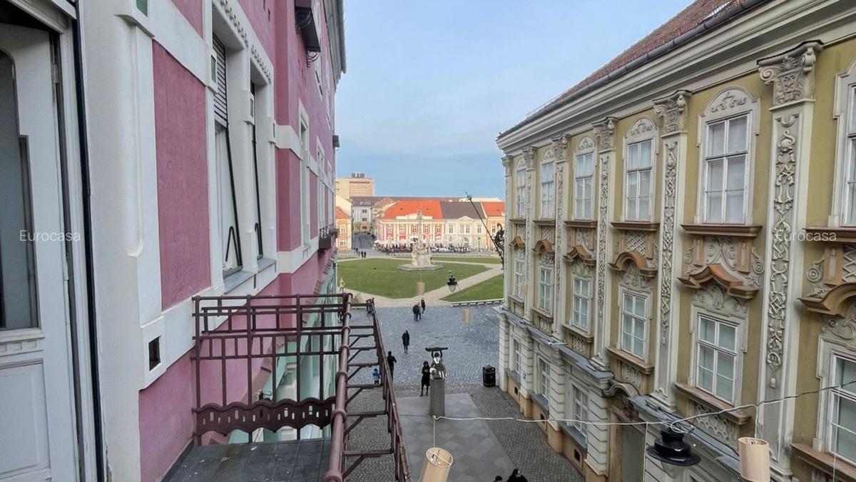 Cât costă un apartament în cea mai fotografiată clădire din centrul Timișoarei? FOTO