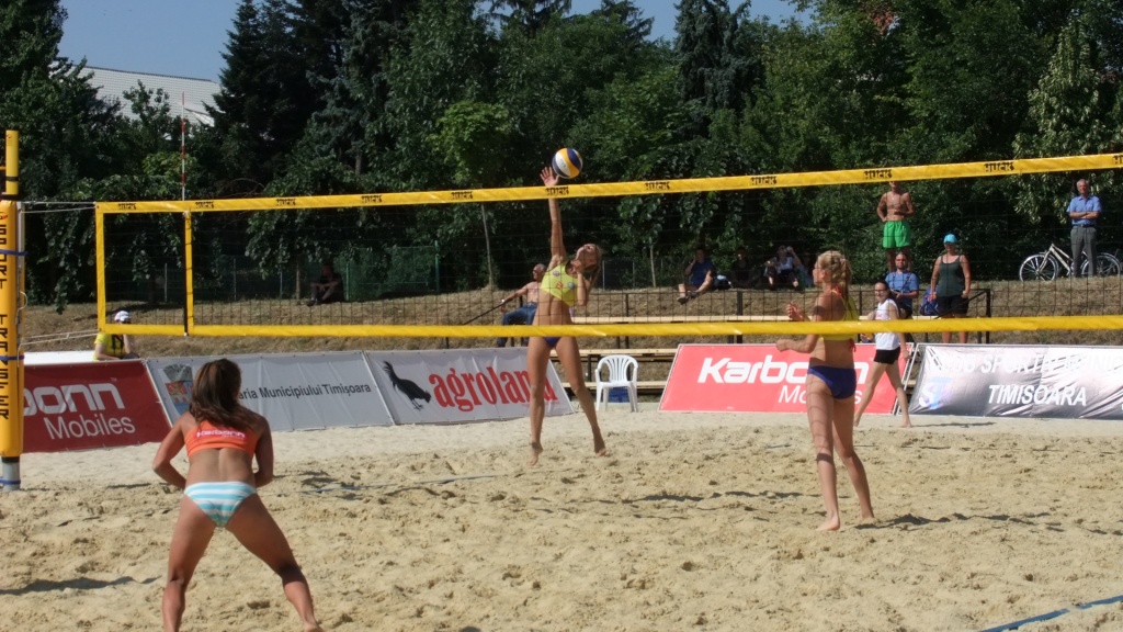 Fetele au încins nisipul la Campionatul Național de volei de plajă / GALERIE FOTO