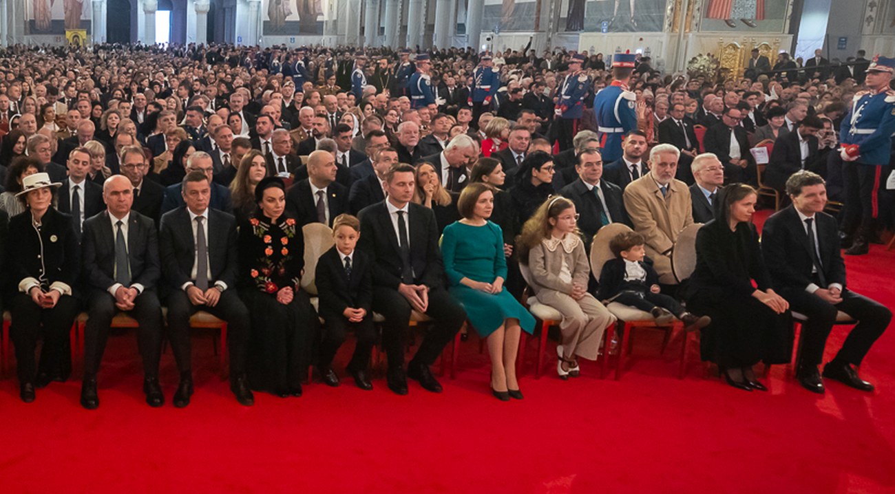 Ilie Bolojan și Sorin Grindeanu s-au ignorat reciproc în Catedrala Mântuirii Neamului după scandalurile din coaliție. Au fost așezați unul lângă altul