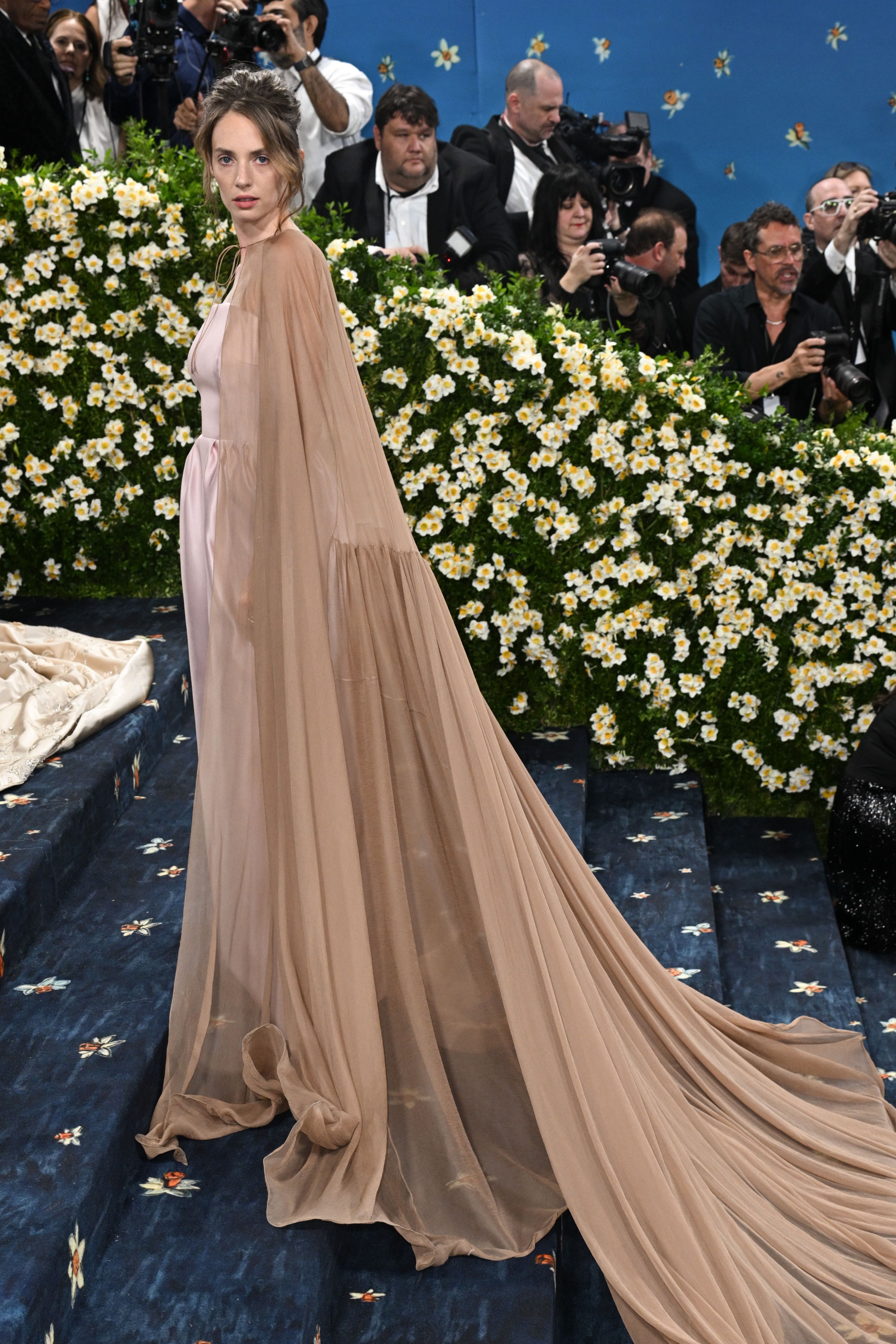 Cum au apărut vedetele la Met Gala 2025. Madonna a defilat cu un trabuc în mână, iar Kim Kardashian a atras toată atenția