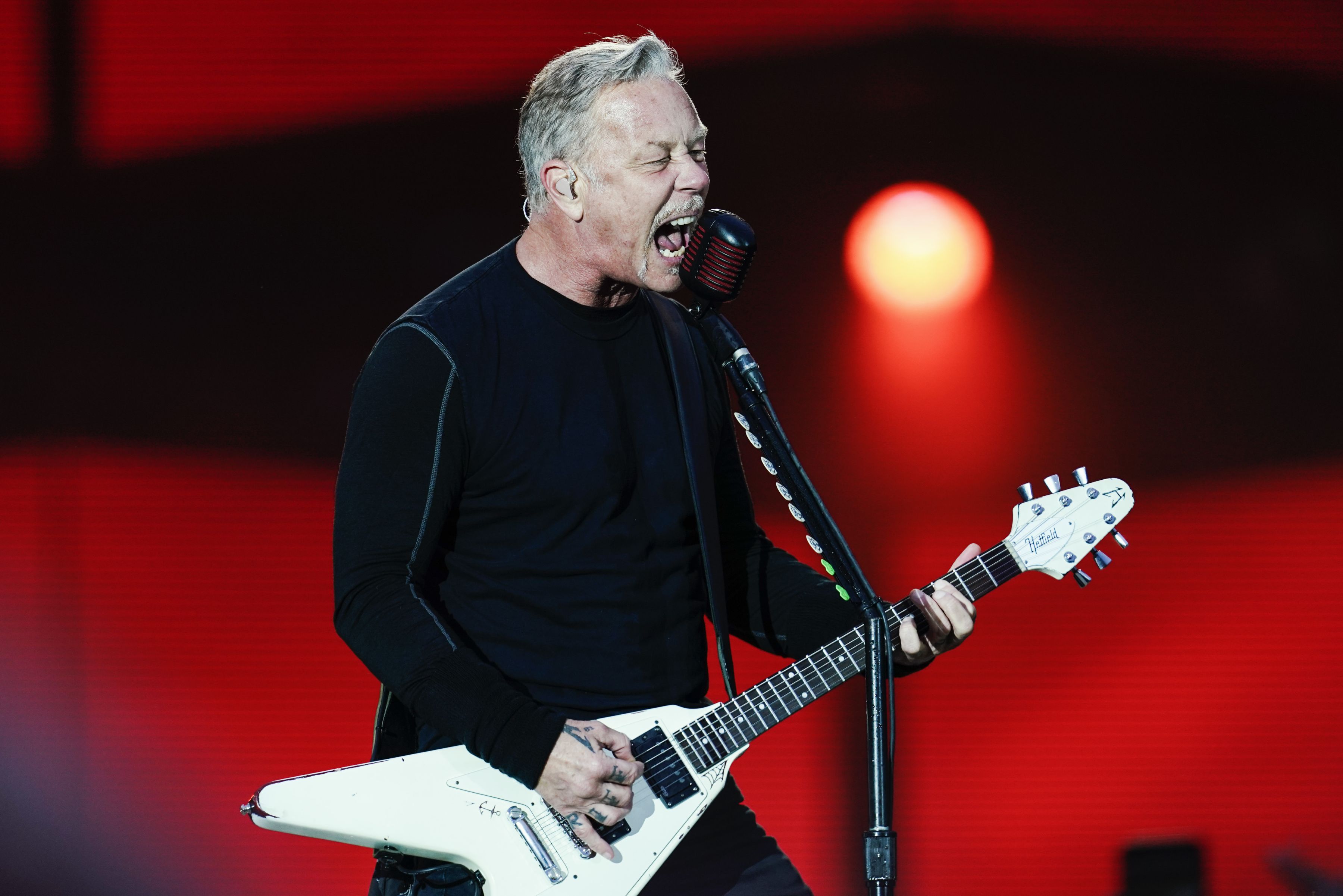 James Hetfield, surprins pe străzile din București înainte de concertul Metallica. Solistul trupei a vizitat un anticariat și a ieșit la cină cu logodnica sa