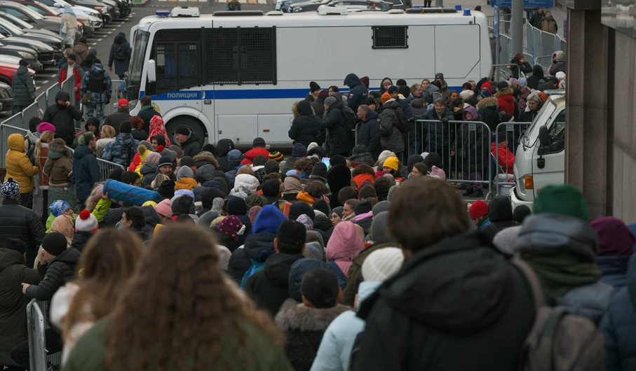 „Am stat 59 de ore la coadă. Puteai să mergi la toaletă doar însoțit de un polițist”. Rușii s-au călcat în picioare pentru bilete la „Spărgătorul de nuci”