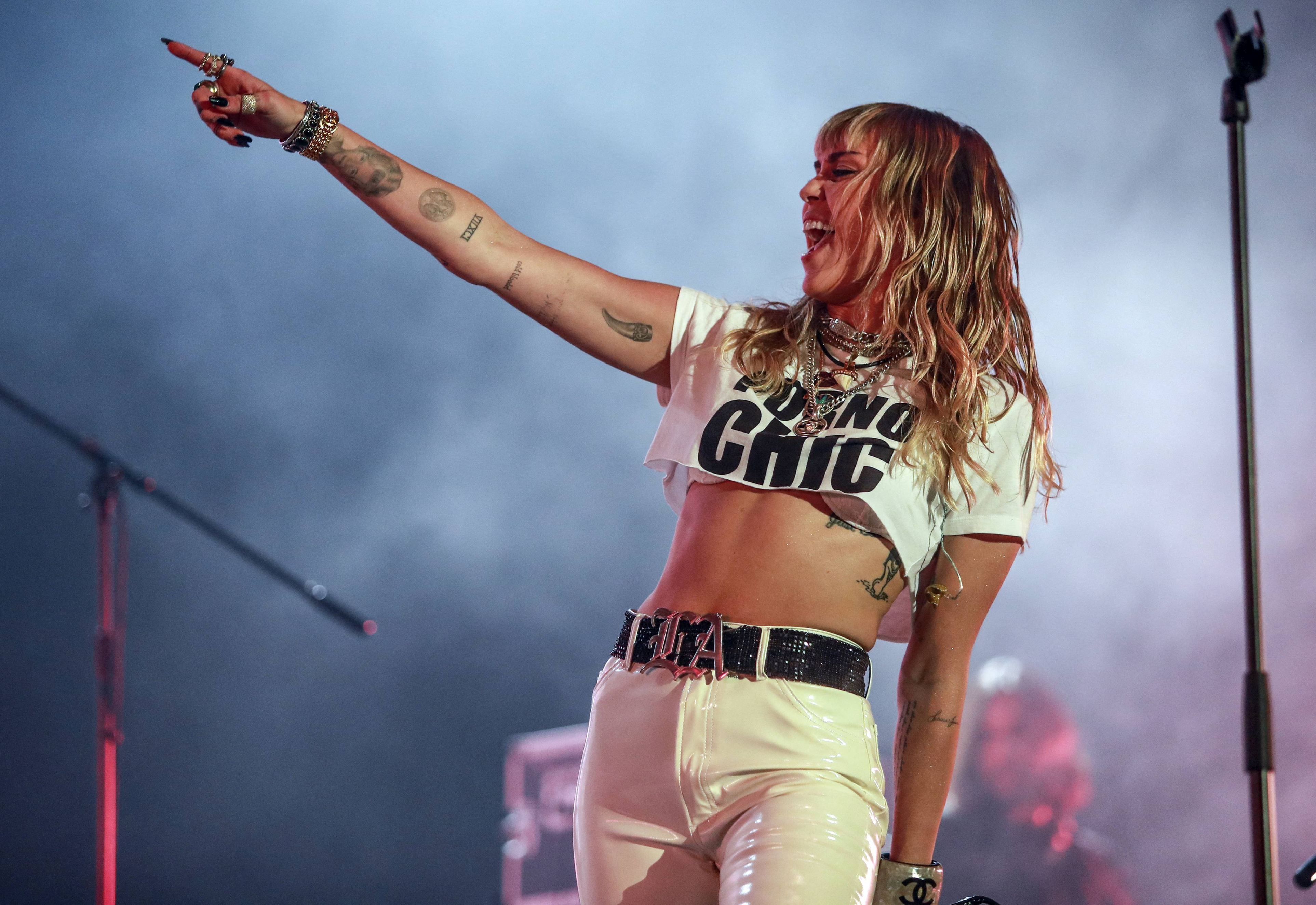 Miley Cyrus, apariție excentrică într-o rochie făcută numai din ace de siguranță. Artista i-a adus un omagiu Tinei Turner la premiile Grammy 2024