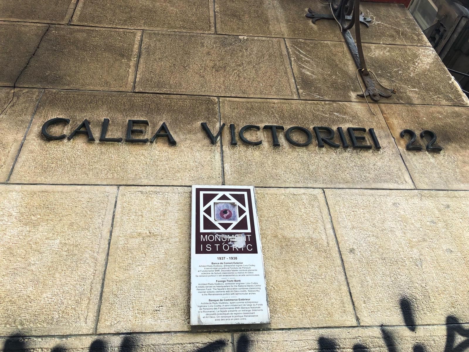 Blocul Rosenthal de pe Calea Victoriei intră în reparații. Fostul sediu al Băncii de Comerț Exterior, lăsat în paragină în ultimii 20 de ani / FOTO