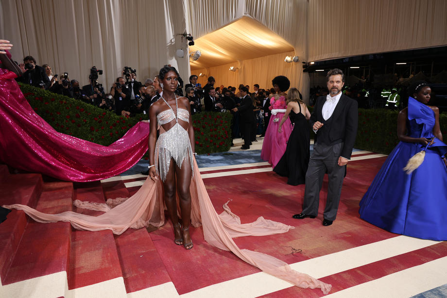 Ținute spectaculoase la Met Gala 2022. O celebră actriță s-a dezbrăcat pe covorul roșu și a apărut cu sânii la vedere