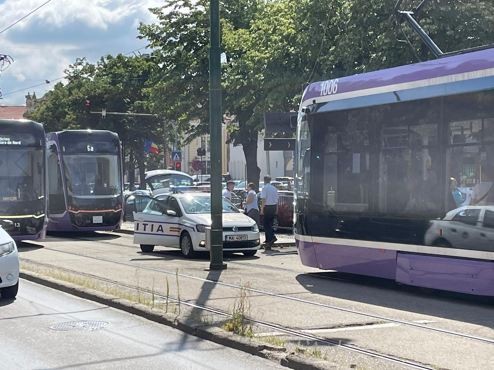 Femeie rănită după ce o bară de susținere dintr-un tramvai nou din Timișoara s-a desprins