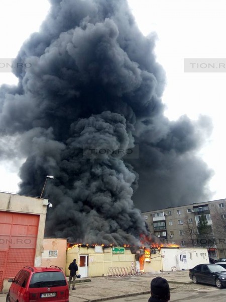 UPDATE: Piața distrusă de incendiu în Arad nu avea autorizație. Flăcările au făcut ravagii în clădire / VIDEO