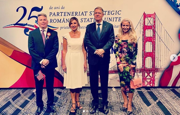 Anamaria Ferentz, declarații despre întâlnirea cu Klaus Iohannis din San Francisco: „Consulatul din Los Angeles ne-a invitat”. Cum s-a pozat cântăreața cu președintele