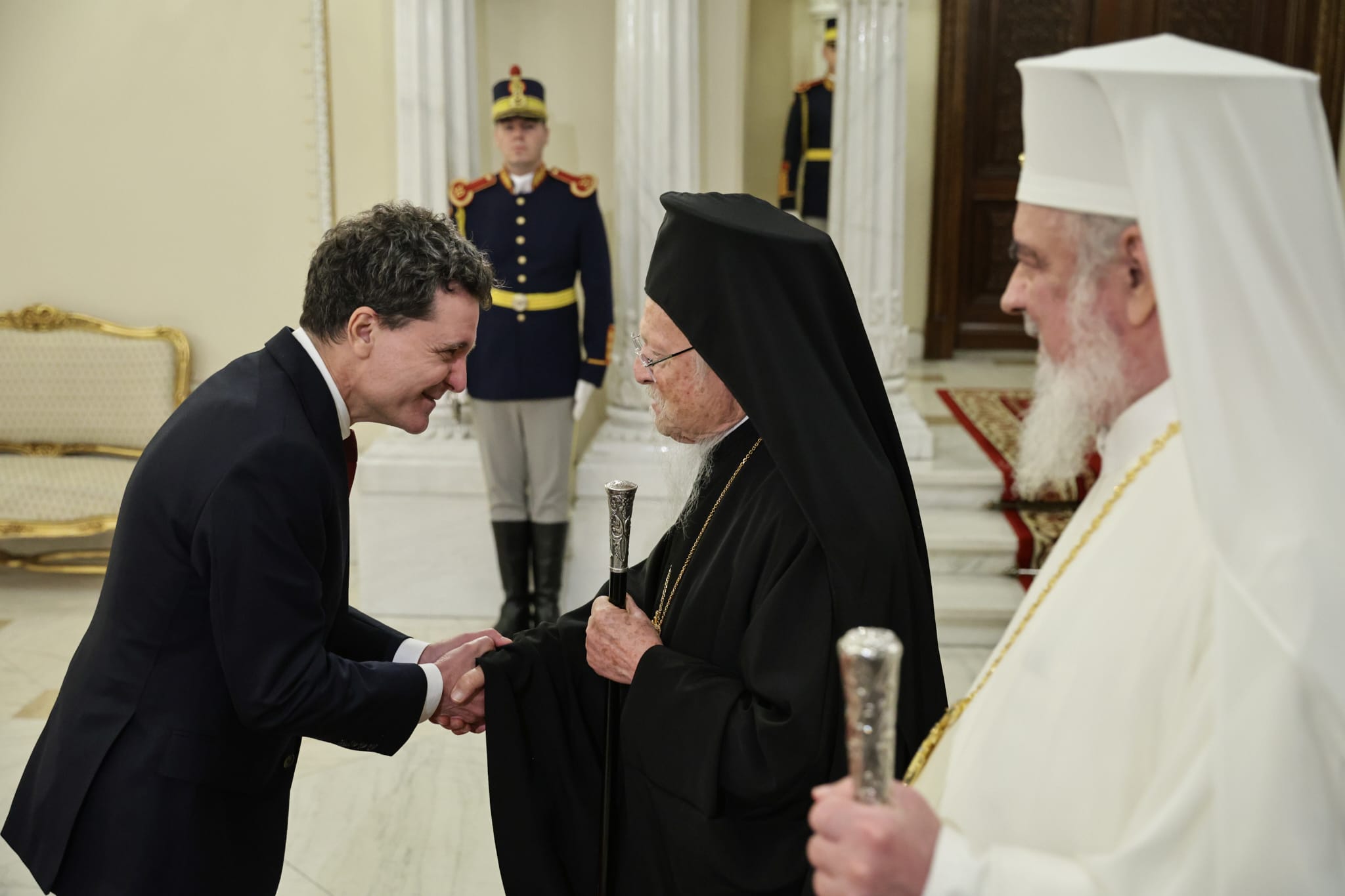 Bartolomeu I, decorat de Nicușor Dan după sfințirea Catedralei Neamului: „România trăieşte un moment istoric”