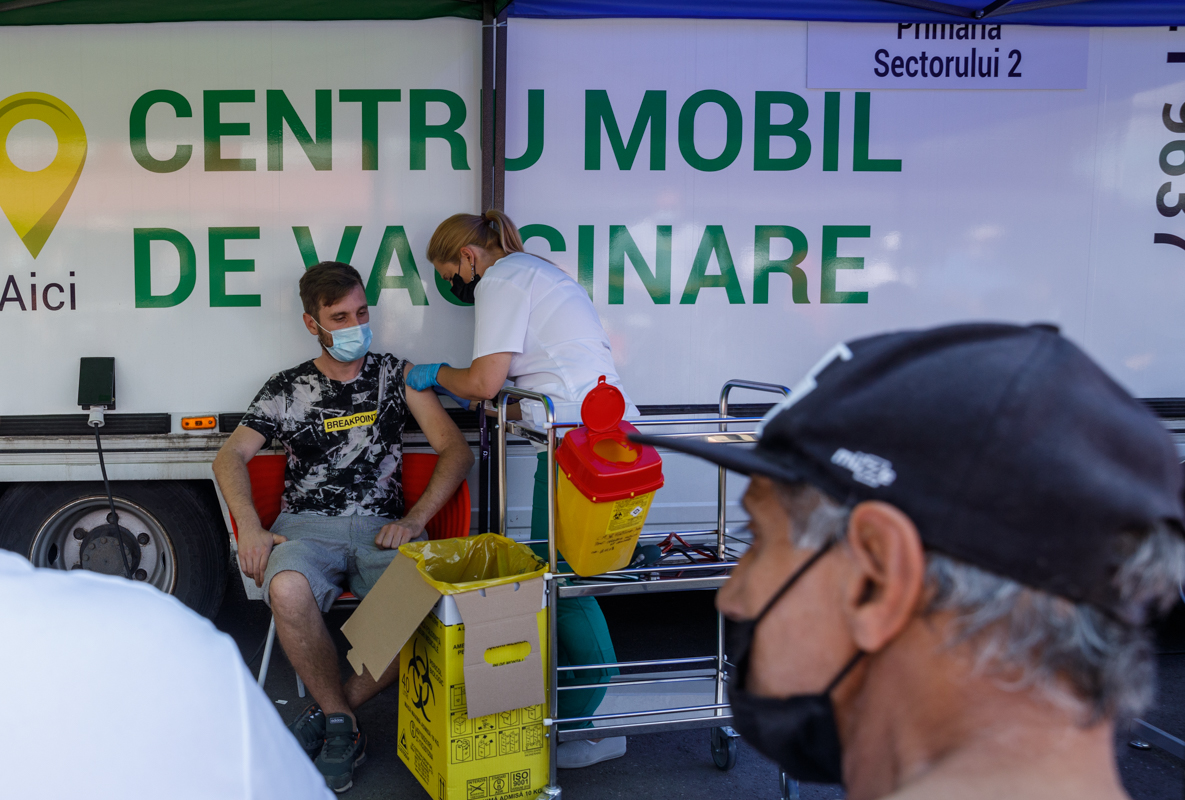 Veni, vidi, Pfizer, micii. Vaccinare cu miros de grătar la piața Obor. „Ai, n-ai voucher, vii să mănânci”