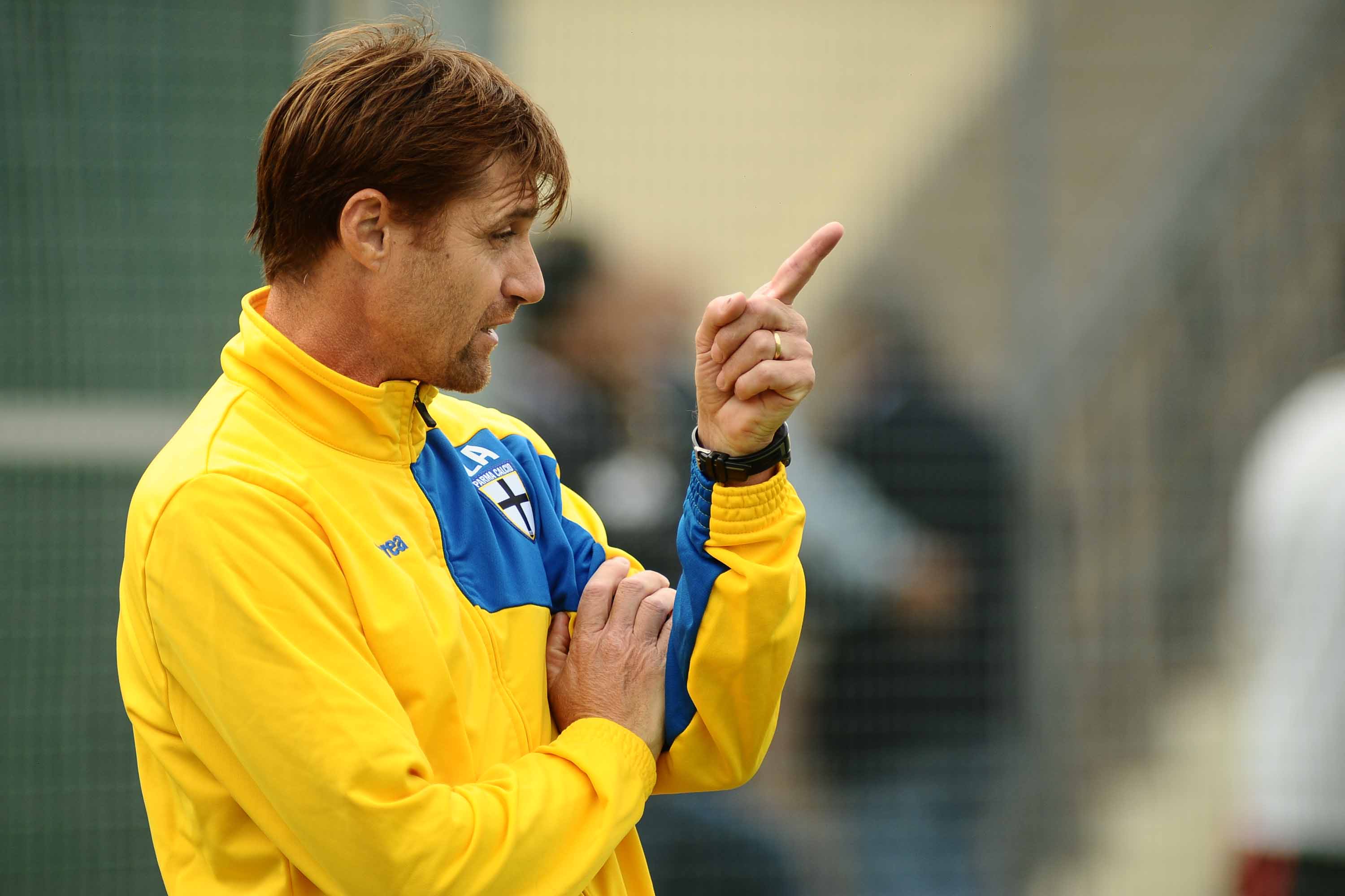 Reportaj emoționant la Parma, în cantonamentul unei echipe care a murit, dar nu s-a predat. Antrenorul Gigi Apolloni: ”Mutu nu era serios încă de la Verona. Când s-a însurat, am crezut că s-a liniștit, dar de unde?!” / FOTO