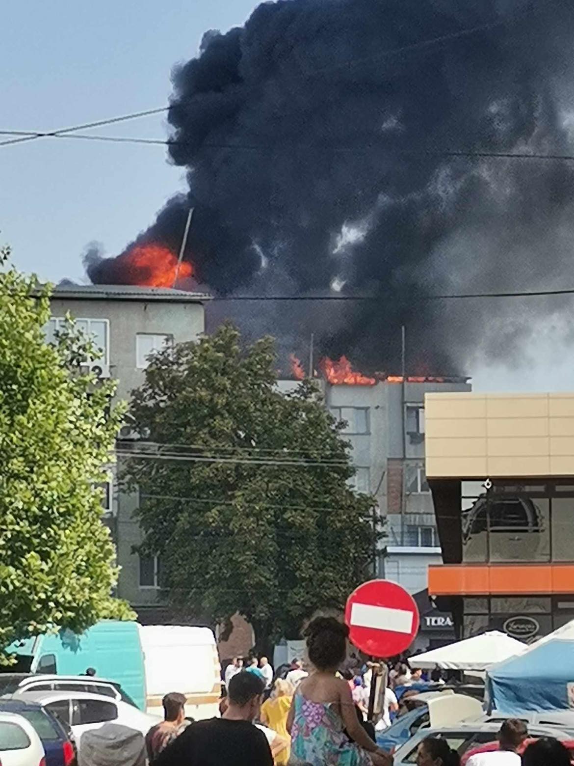 Incendiu la acoperișul unui bloc din Huși. Zeci de persoane au fost evacuate