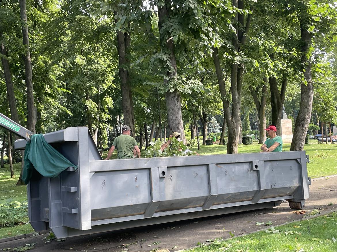 Cum arată Parcul Copou din Vaslui după ce a fost lovit de o furtună violentă. Copaci de 10 metri înălțime, smulși din rădăcină 