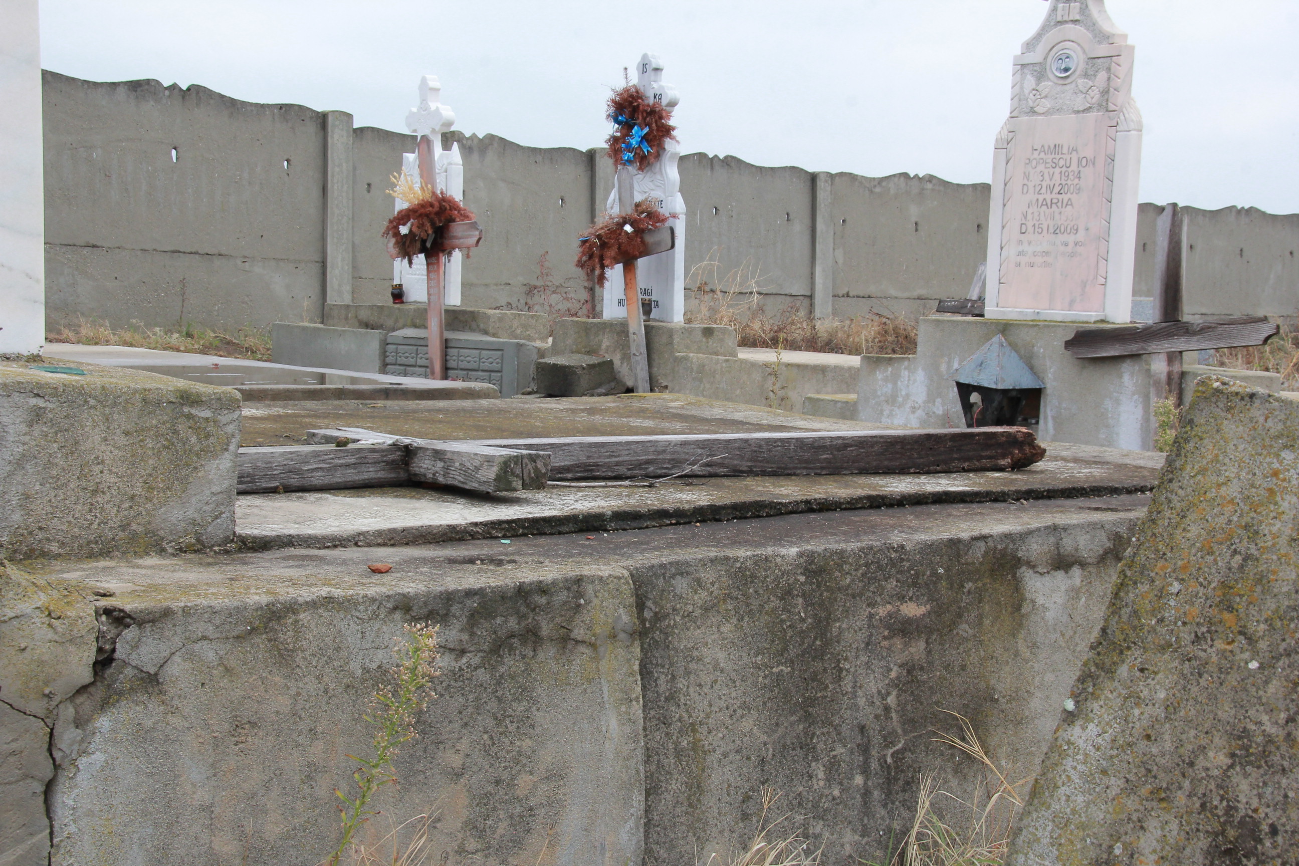 VIDEO/ Reportaj în satul unde țăranii au dezgropat un mort și i-au înfipt un țăruș în inimă. Oamenii încă mai cred că l-au împiedicat să devină strigoi și-au salvat o fetiță!