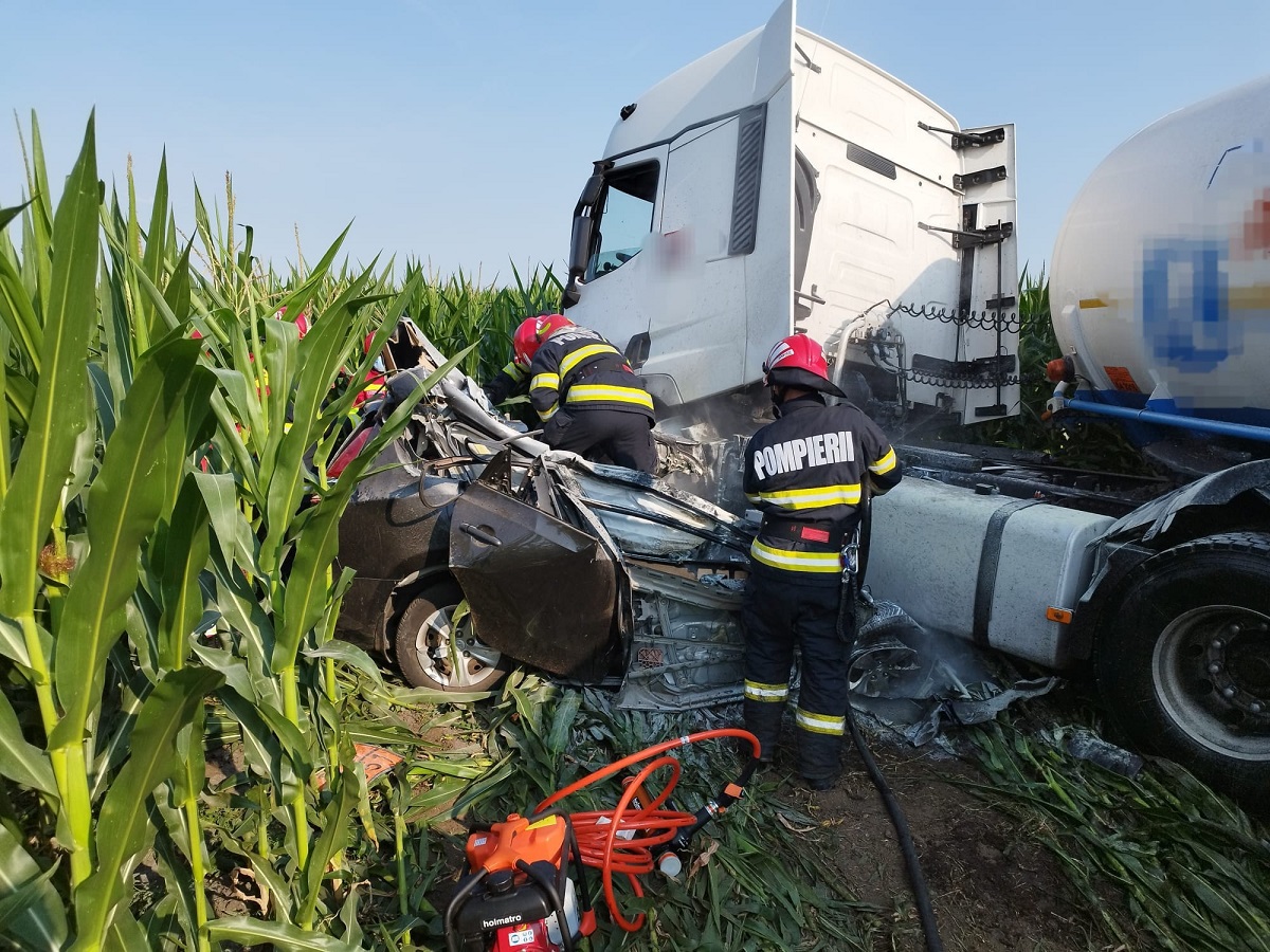 Autoturism strivit și târât zeci de metri într-un lan de porumb, după impactul cu o cisternă, în Ialomița. Șoferul a murit pe loc