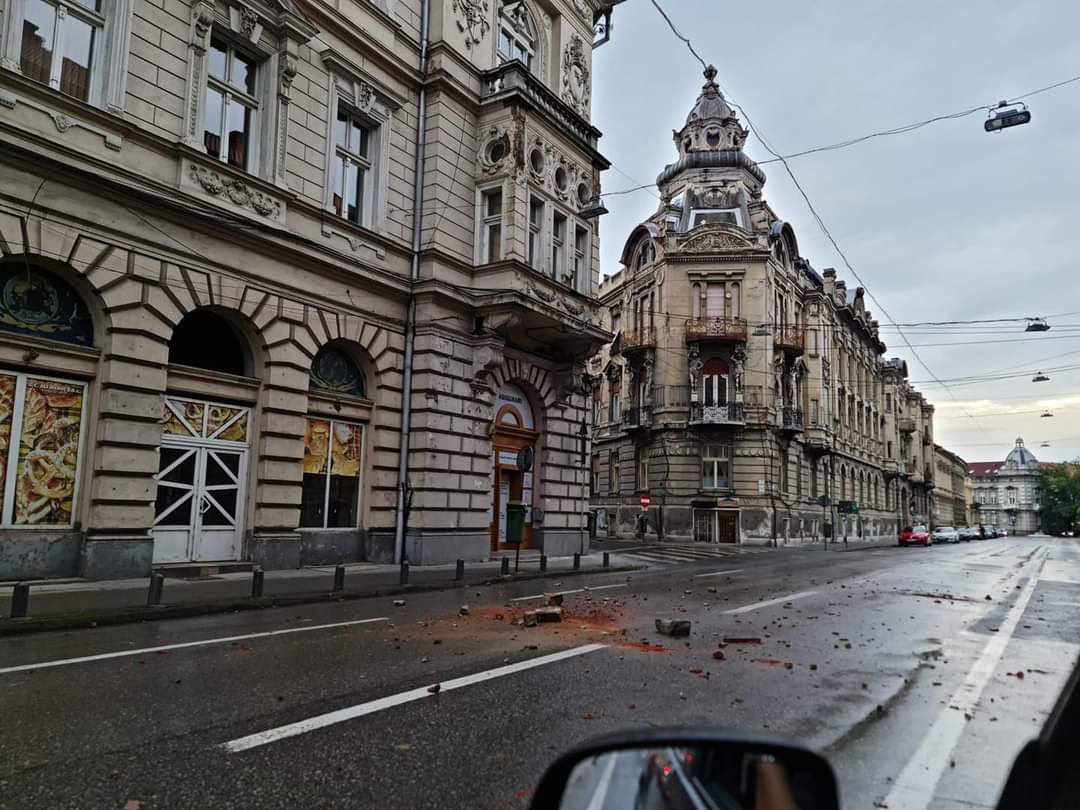 Imagini de la cutremurul din Arad. Case și mașini avariate, în urma seismului de 5,2 grade. VIDEO
