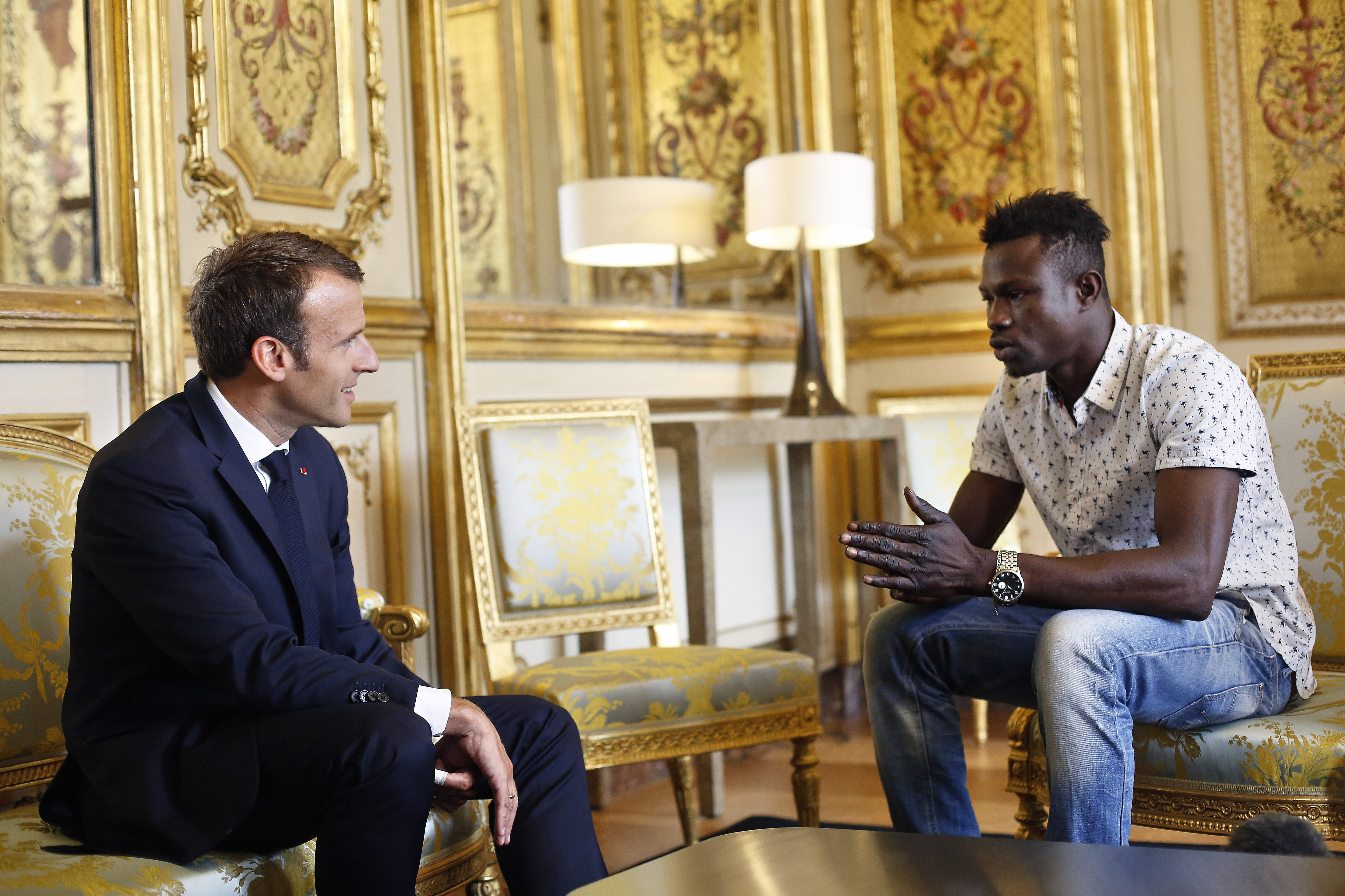 GALERIE FOTO | Povestea lui Mamoudou Gassama, eroul care a salvat un copil la Paris. Anunțul făcut de Emmanuel Macron