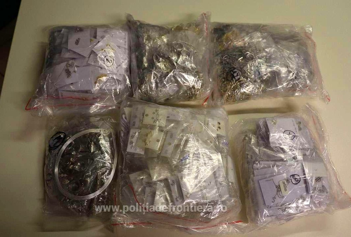19 kilograme de bijuterii, ascunse în bagajul de mână al unei femei la Aeroportul Otopeni
