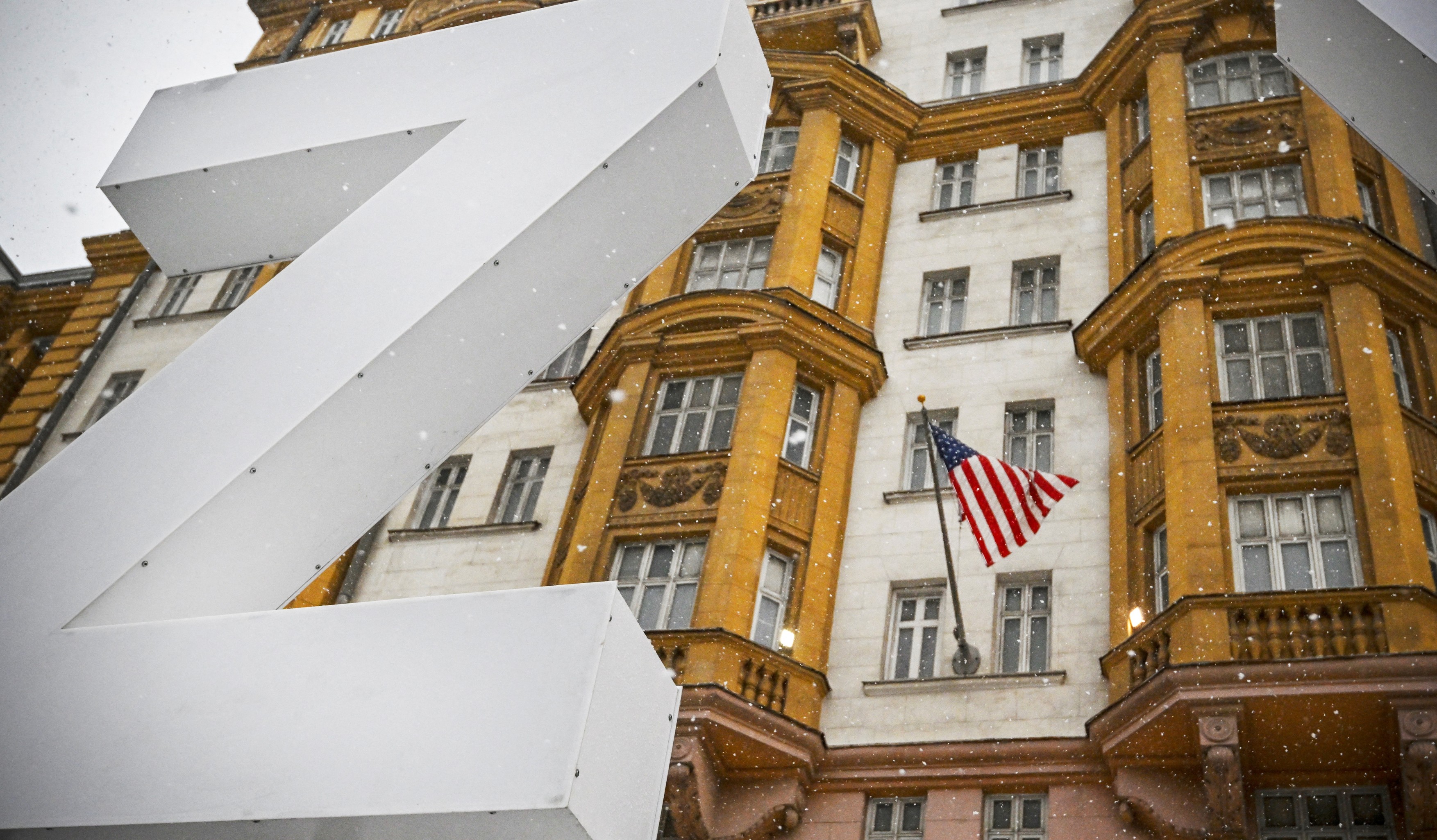 Două litere uriașe „Z” și „V”, simbolurile ofensivei militare rusești din Ucraina, amplasate în fața Ambasadei SUA din Moscova | FOTO