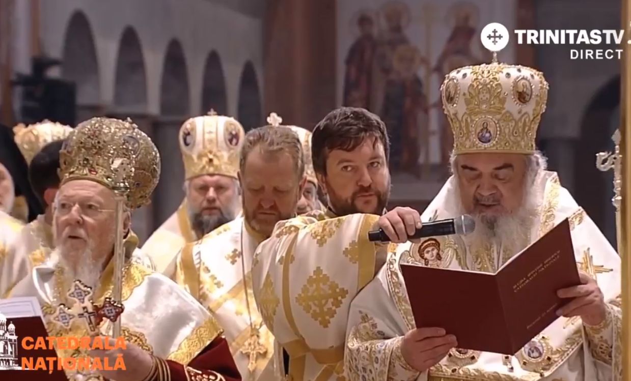 FOTO&VIDEO/ Imagini de la slujba de sfințire a Catedralei Mântuirii Neamului. 100 de preoți și zeci de mii de credincioși participă la evenimentul istoric