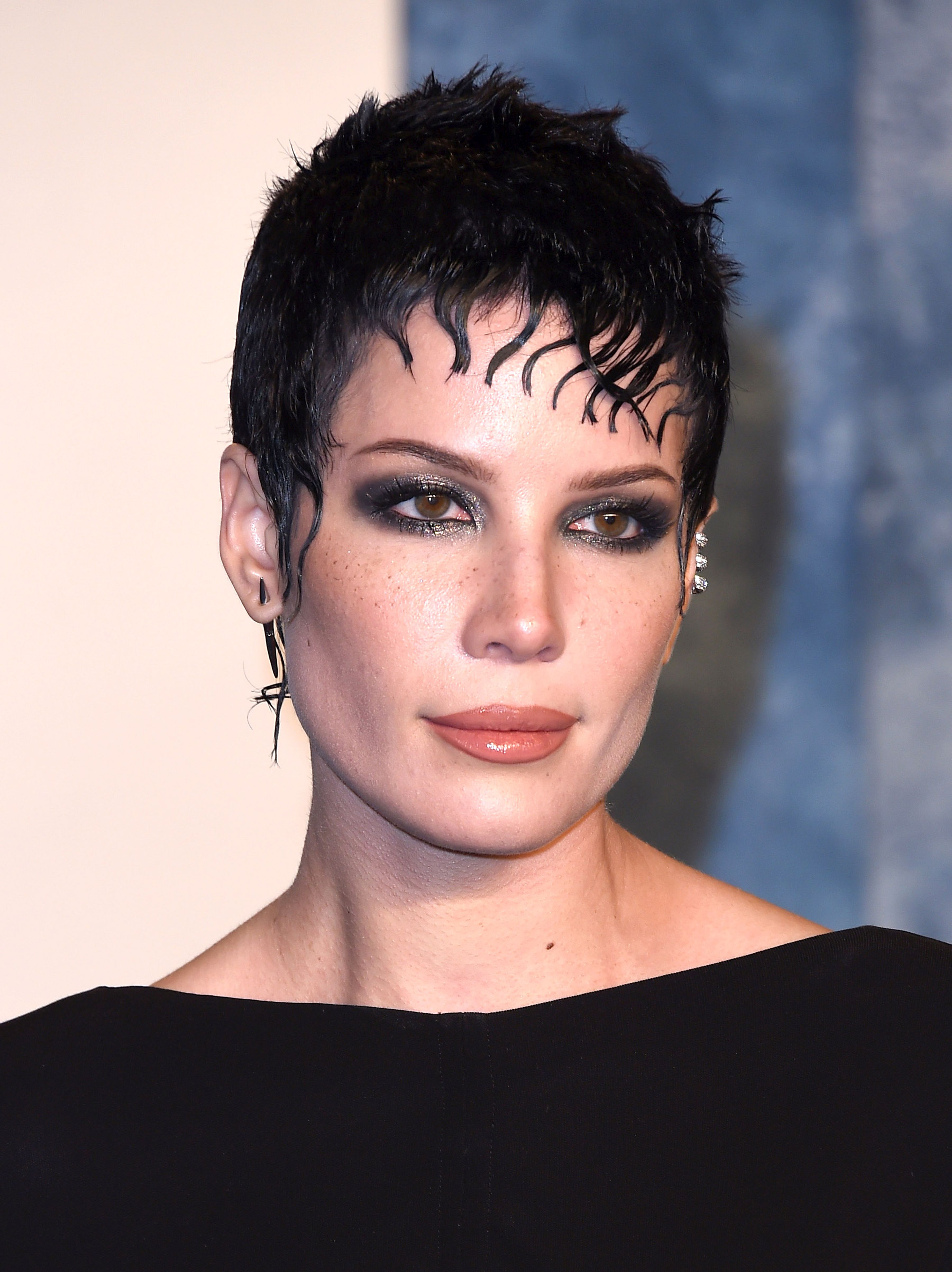 Halsey, diagnosticată cu două boli grave: „Sunt norocoasă că sunt în viață”. Artista s-a filmat în timpul tratamentului
