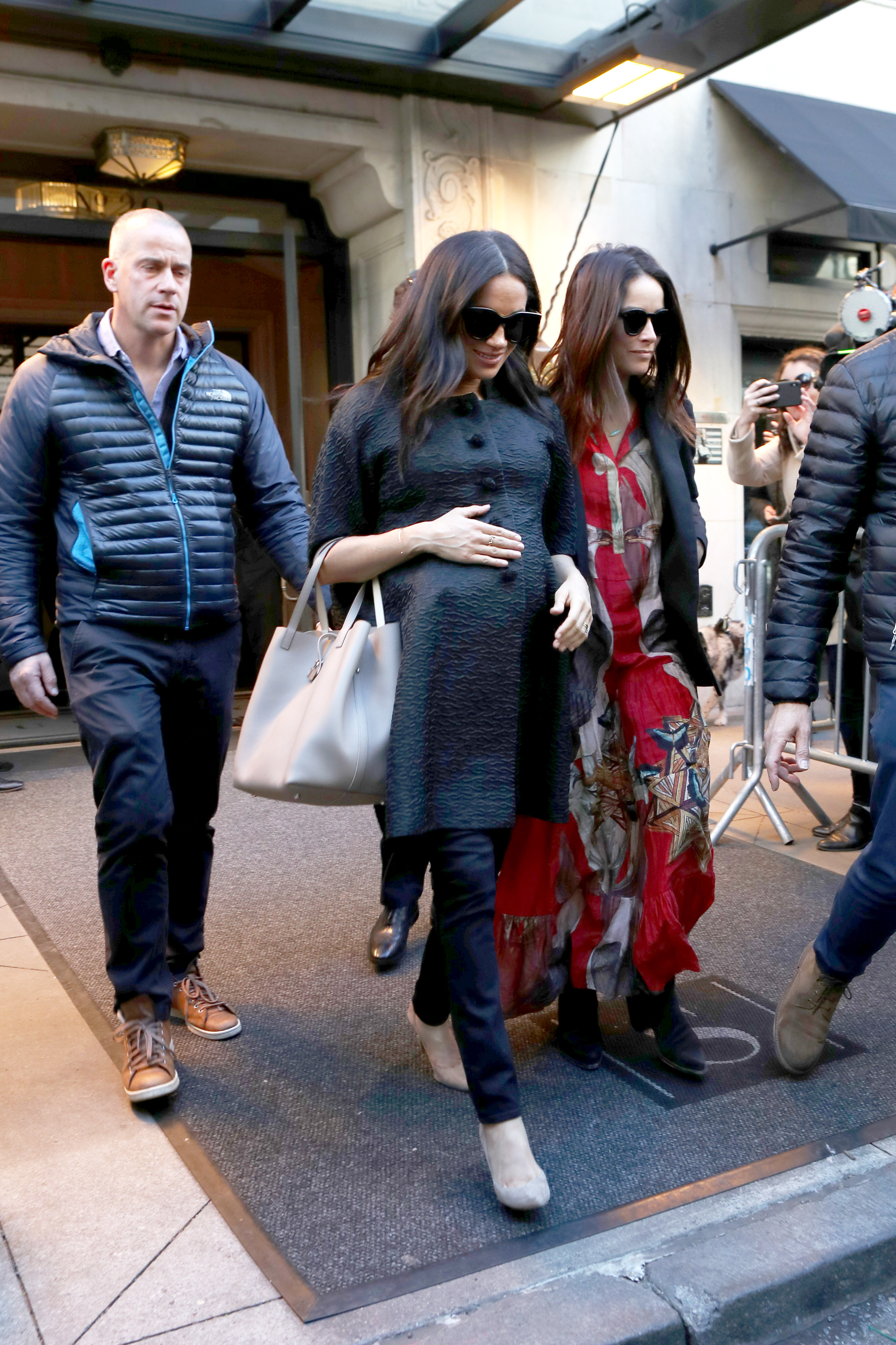 FOTO | Meghan Markle a petrecut alături de prieteni în New York. Cu cine a fost văzută Ducesa de Sussex