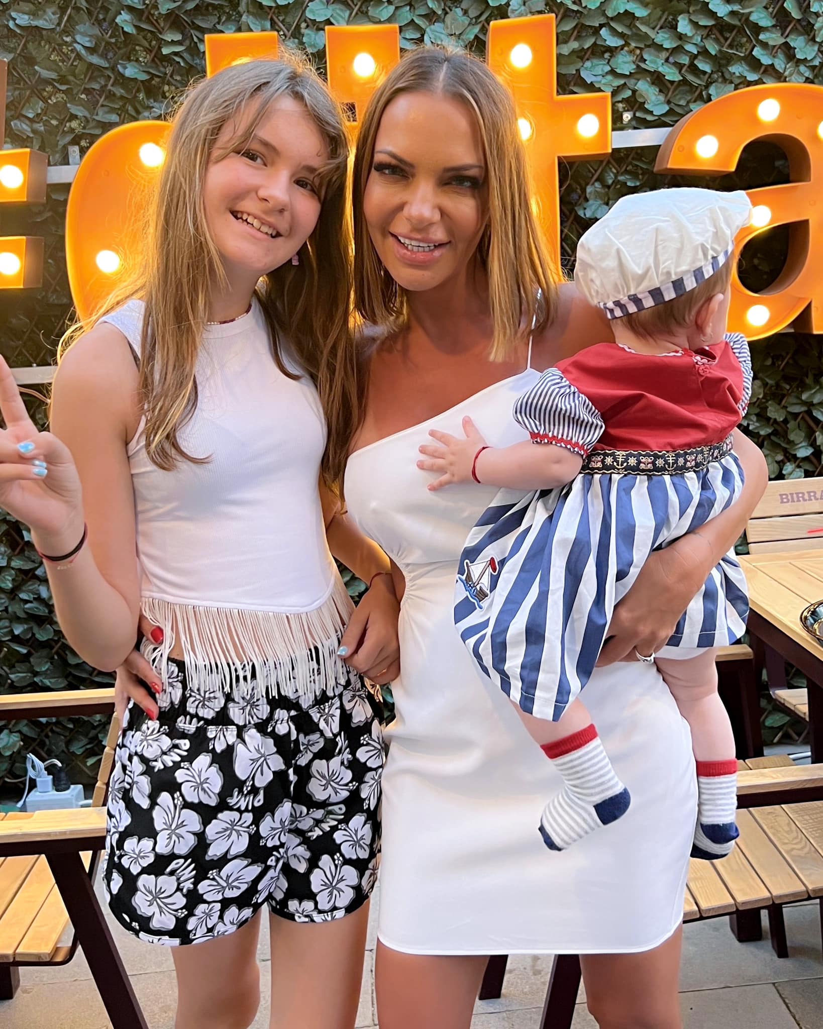 Cum a apărut Andreea Antonescu alături de fiica ei cea mică la plajă, în Mamaia. Fanii au reacționat: „Draga de ea”