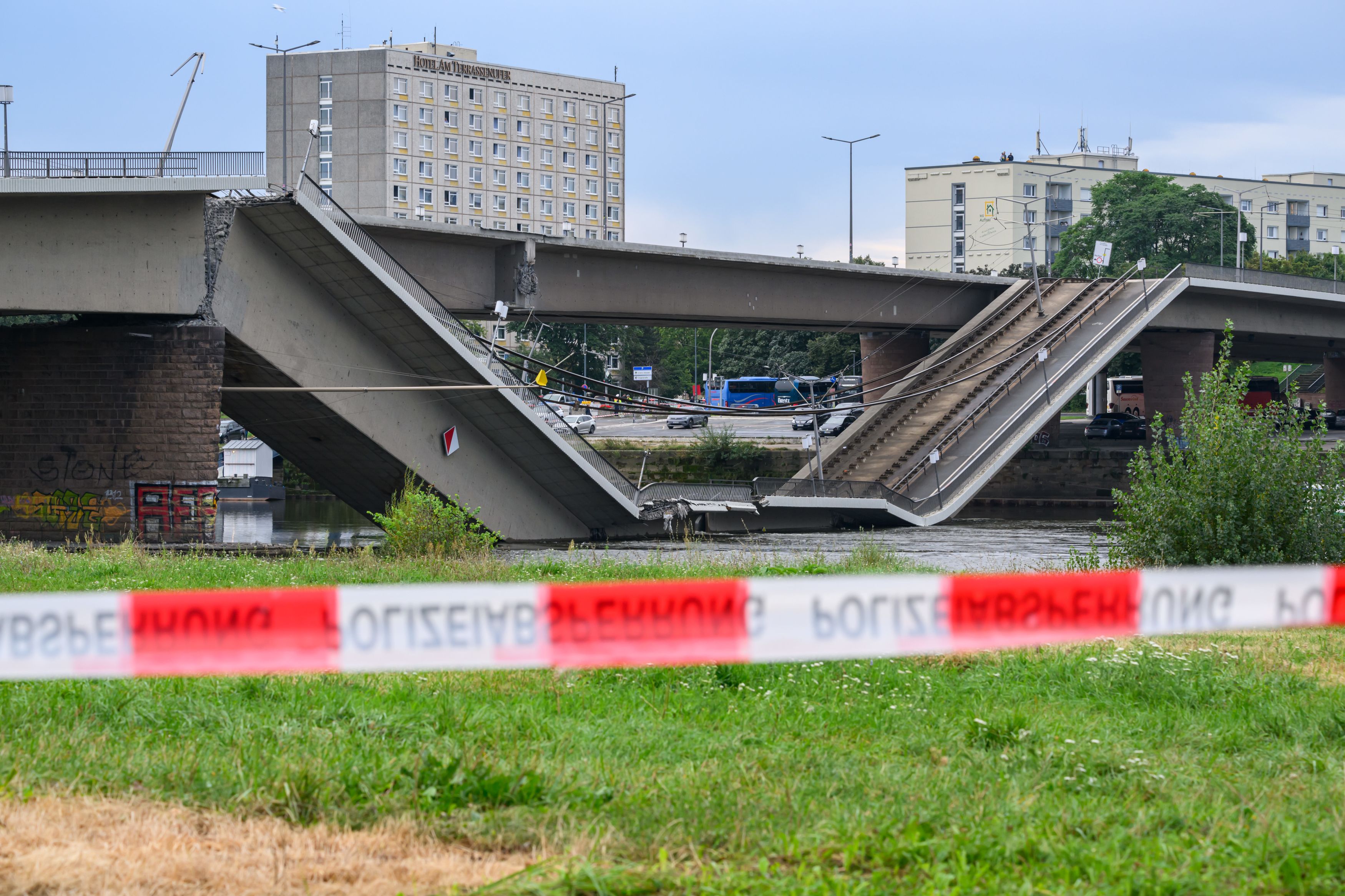 Un pod din Germania s-a prăbușit parțial. Alerta transmisă de autoritățile din Dresda | VIDEO