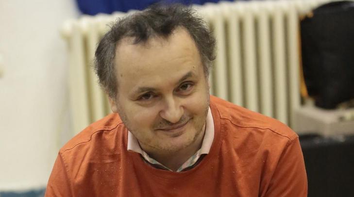 Megszólalt a rendőrség Galla Miklósról, miután a tűzoltók törték rá az ajtót, és mentő vitte el a humoristát