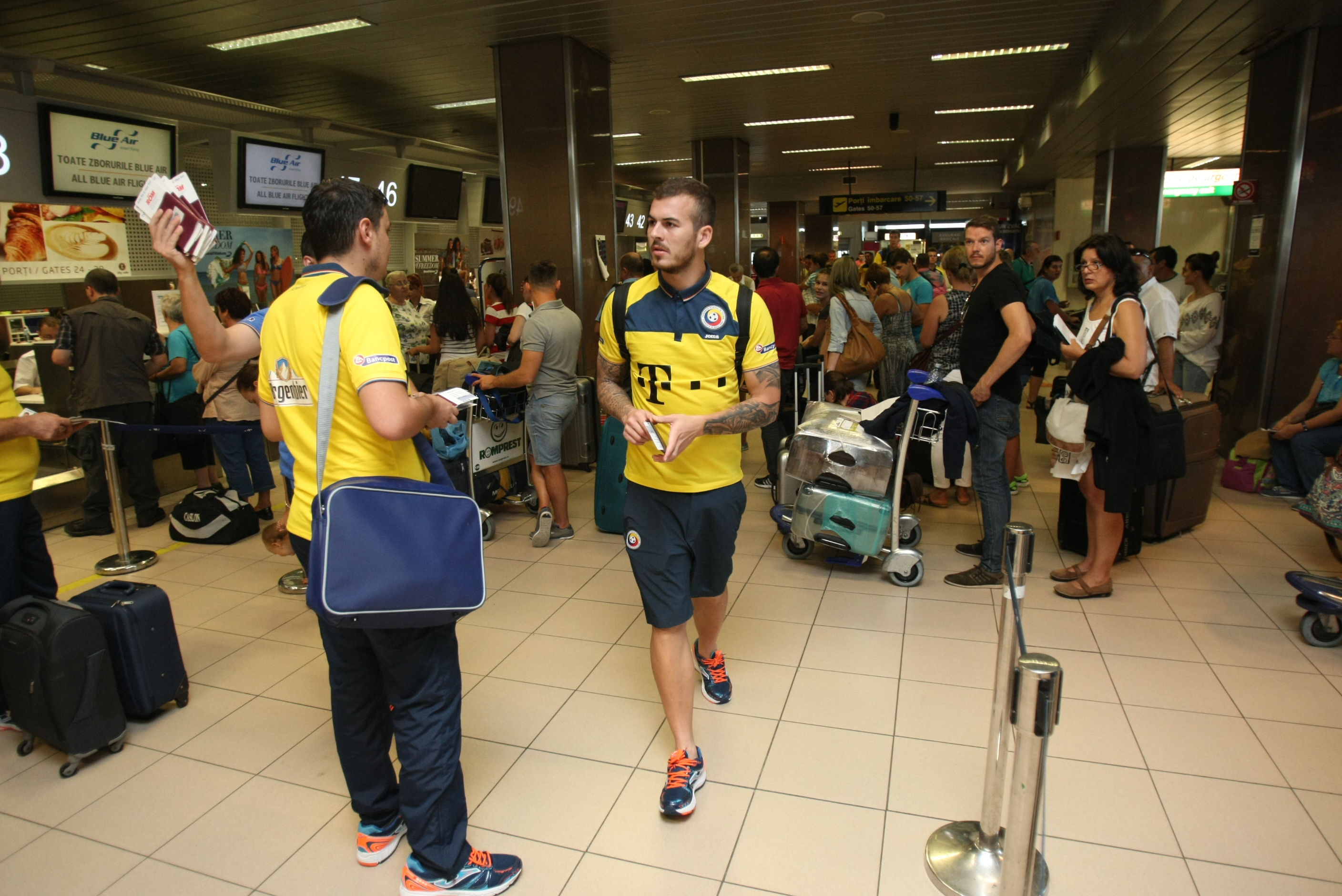 PRELIMINARIILE EURO 2016, UNGARIA - ROMÂNIA (vineri, ora 21.45, TVR 1) / Selecționerul Anghel Iordănescu a renunțat la supersitiții și ^a lăsat femei în avionul care i-a transportat pe tricolori la Budapesta, pentru mare meci cu rivalii istorici / GALERIE FOTO