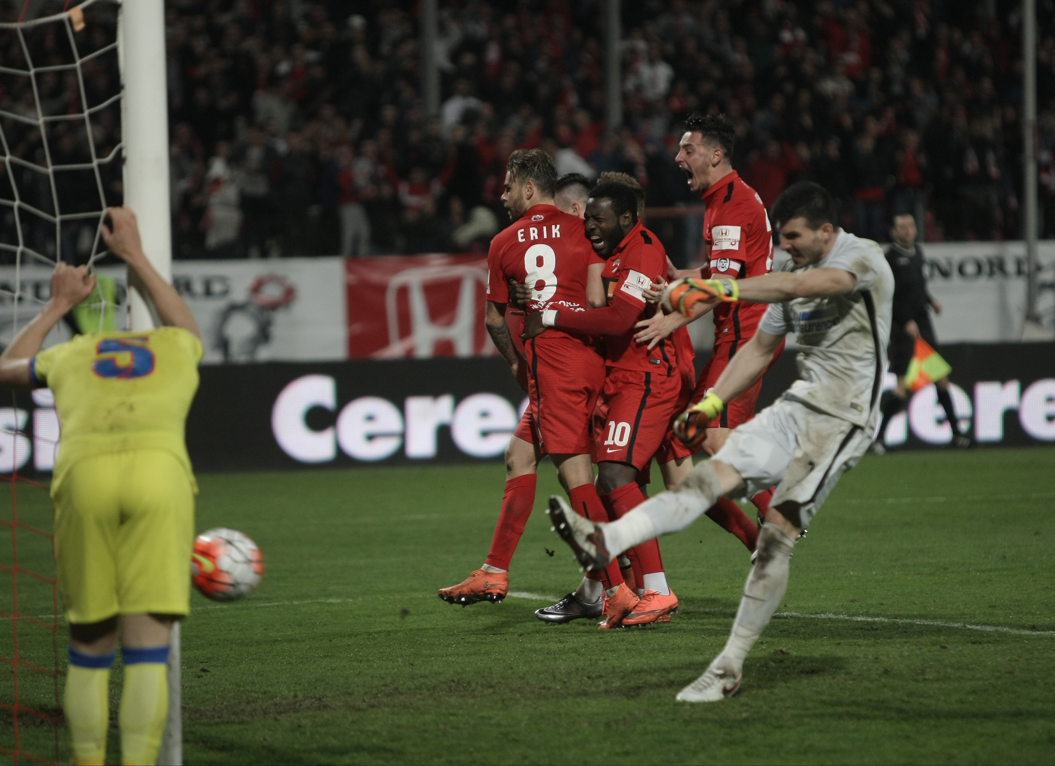 Liga 1, etapa 1, play-off: Dinamo - Steaua 1-1. Hamroun, dintr-un ofsaid puțin detectabil, a găsit plasa cu un șut la colțul lung. Ex-stelistul Bicfalvi a ridicat ”câinii” din Groapă și a egalat în final! Dramă Marica: s-a accidentat, iar Euro 2016 e tot mai departe! Dinamo, 11 meciuri fără eșec. Fiecare echipă a terminat jocul în 10 oameni / BLOG&FOTO