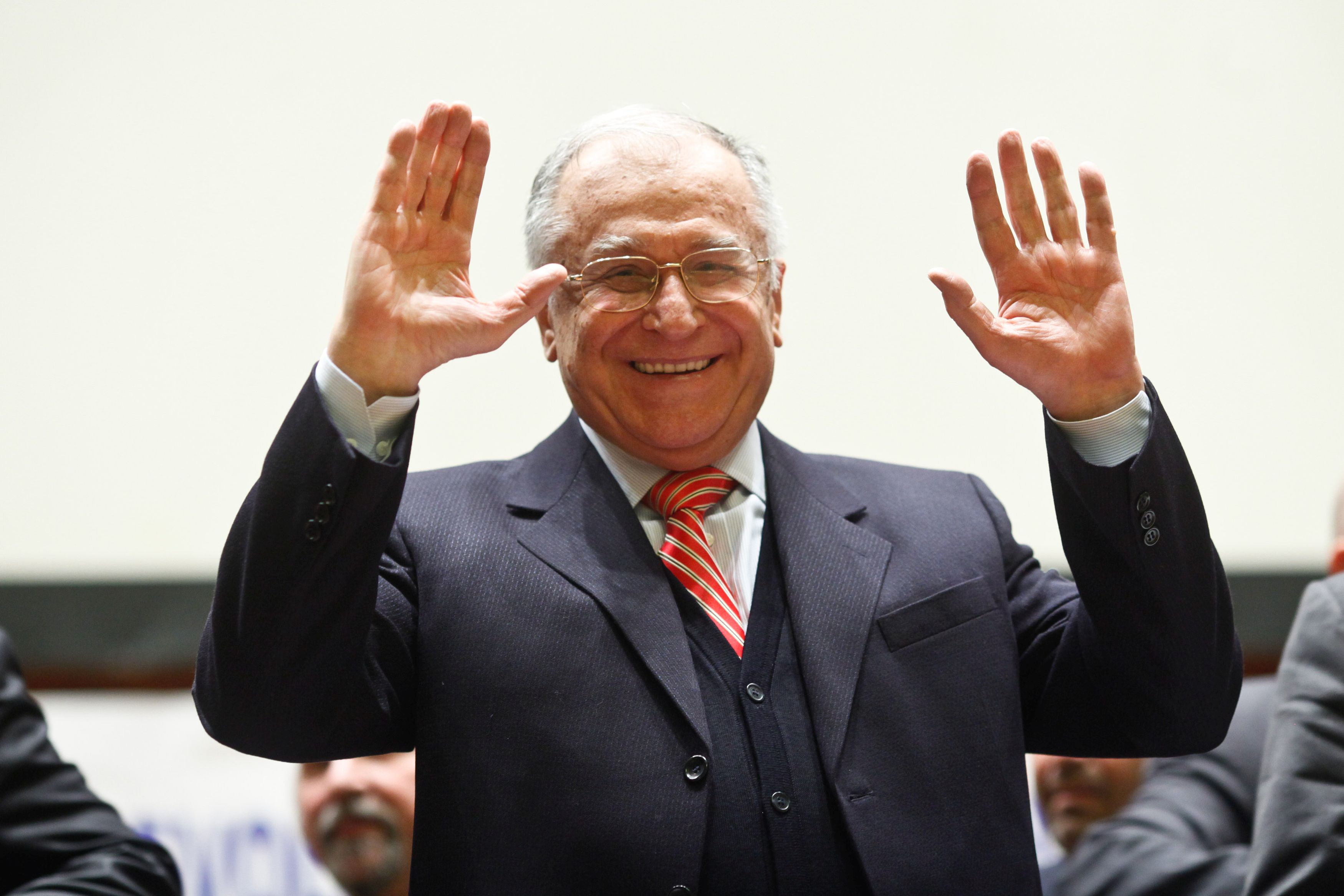 Ce conțineau pachetele date de pomană la înmormântarea lui Ion Iliescu. Zeci de persoane au participat la funeralii