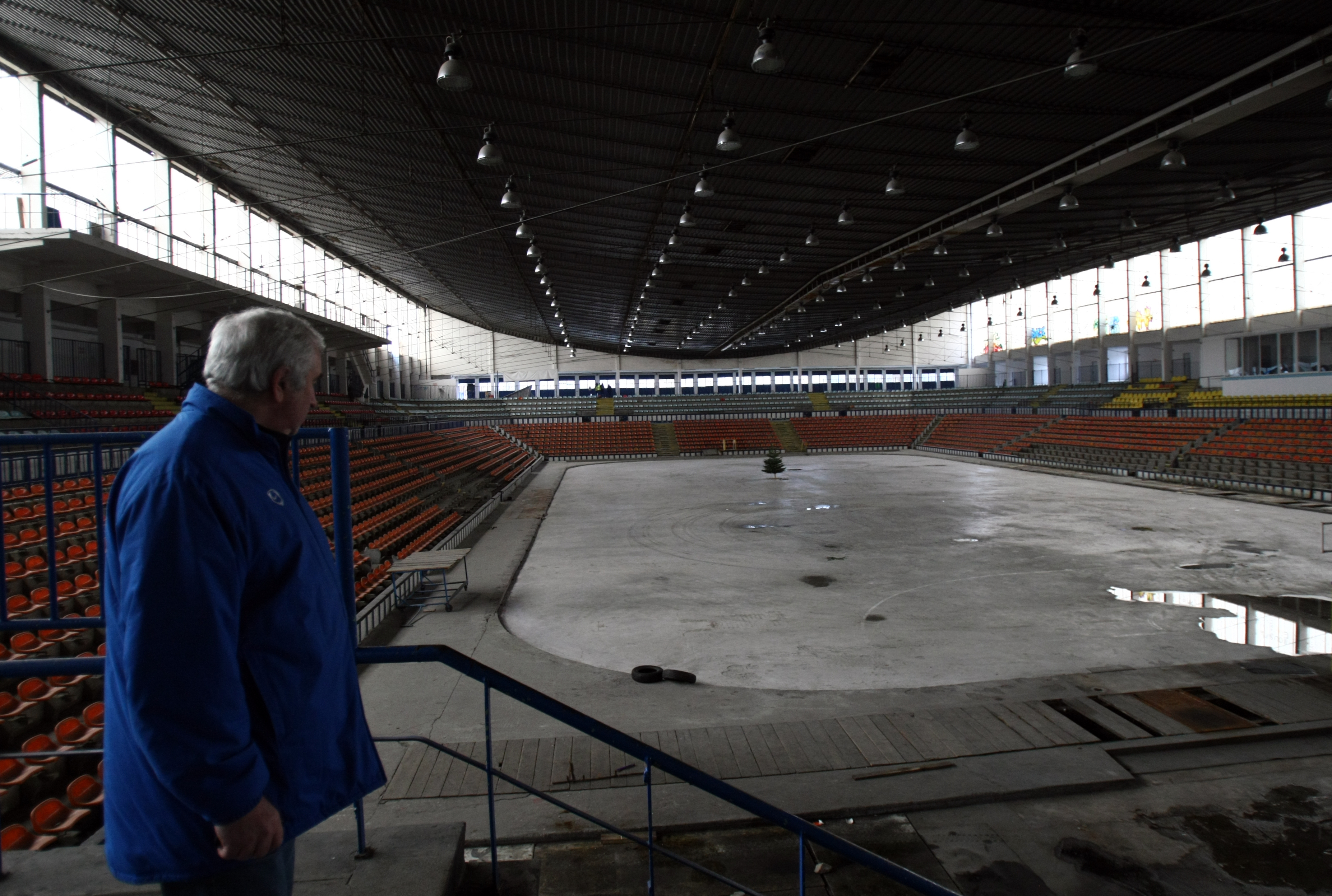 Patinoarul "Flamaropol" e o ruină. Reconstrucția întârzie / GALERIE FOTO
