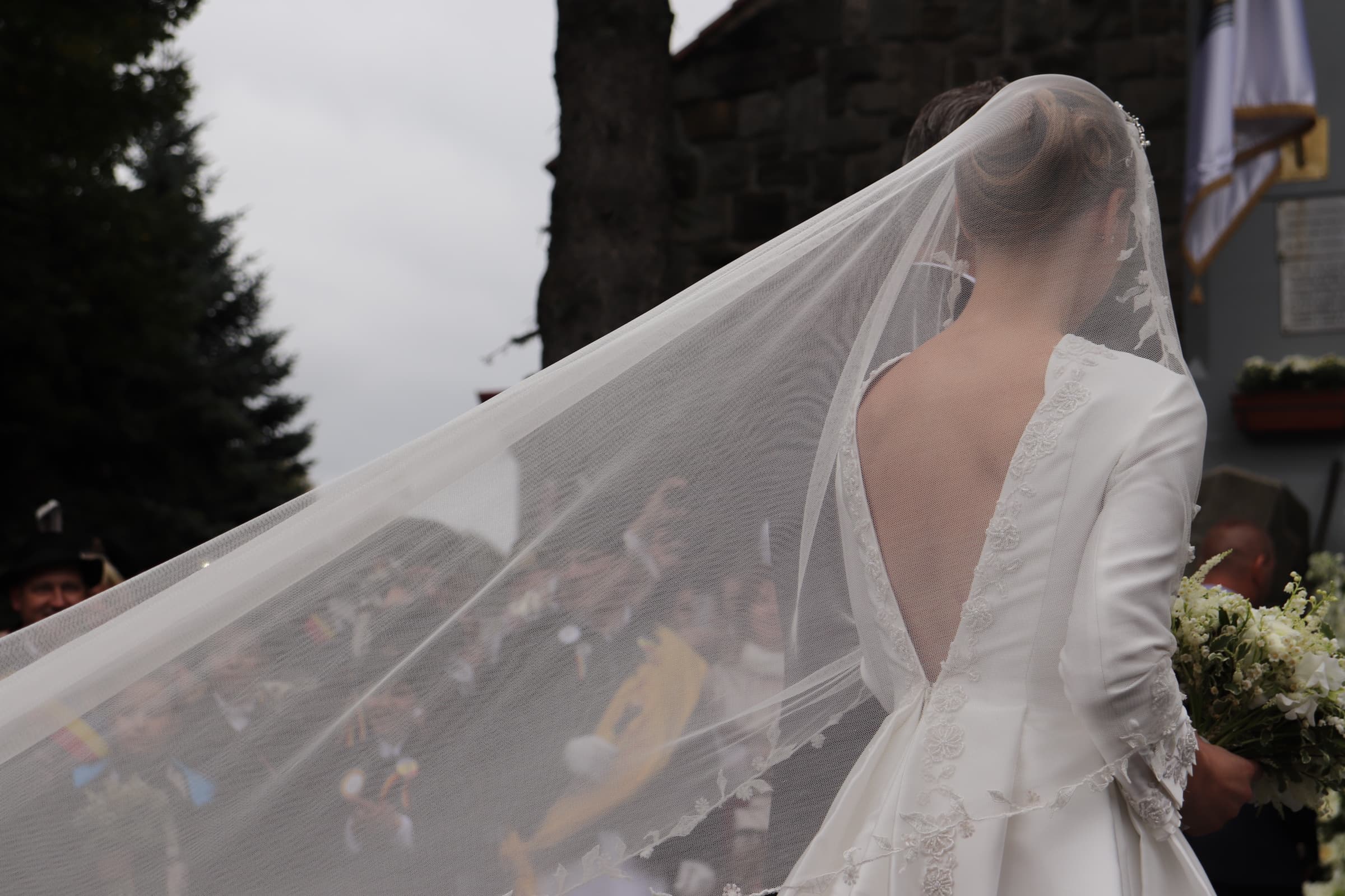 CORESPONDENȚĂ DIN SINAIA/ Principele Nicolae și Alina Binder, la biserică! Rochia incredibilă purtată de mireasă | FOTO & VIDEO