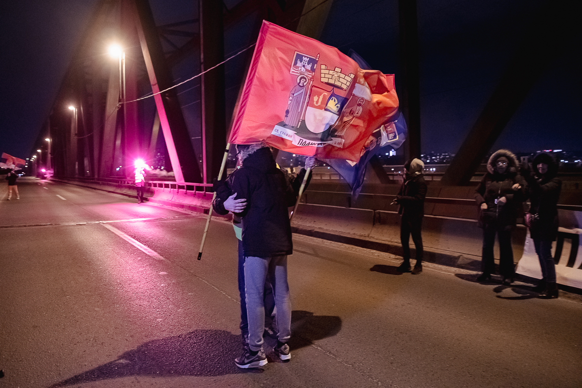 Blocadă pe un mare pod peste Dunăre din Belgrad. De aproape 4 luni, sârbii strigă „Corupția ucide!” | Video/Fotogalerie