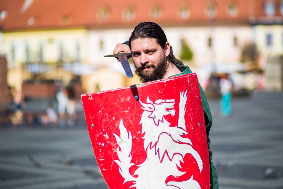 Atmosferă de poveste la Festivalul Medieval din Sibiu 2017. Cavaleri, domnițe și rock medieval în Piața Mare