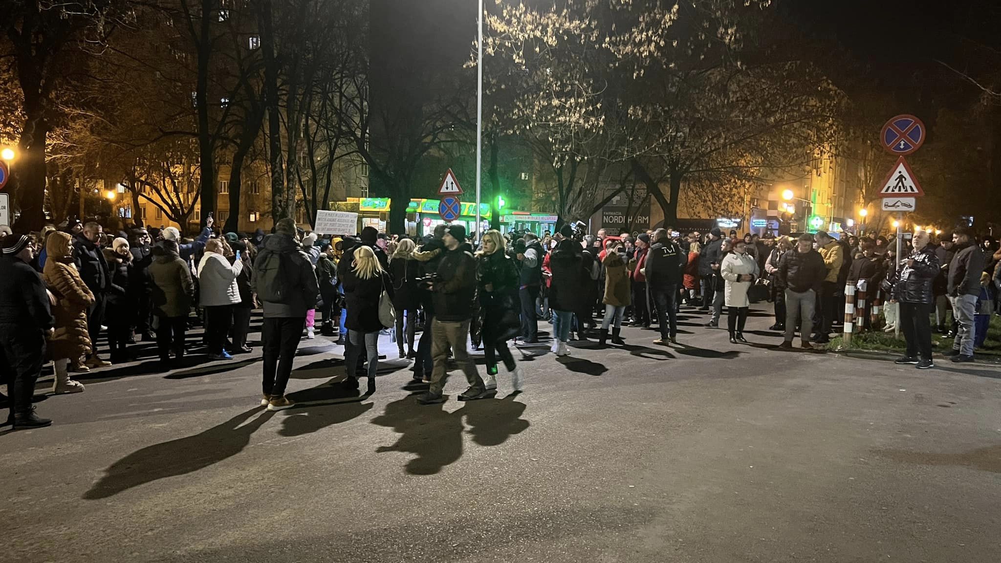 Sute de oameni au protestat în faţa Spitalului Judeţean din Satu Mare, după ce o fată de 15 ani a murit la Urgențe. Ce acuzații aduce familia