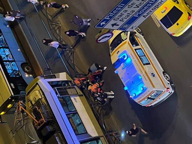 Un bărbat care circula cu trotineta, lovit de tramvai în zona Ștefan cel Mare. Martor: „Mergea șmecherește pe șine”