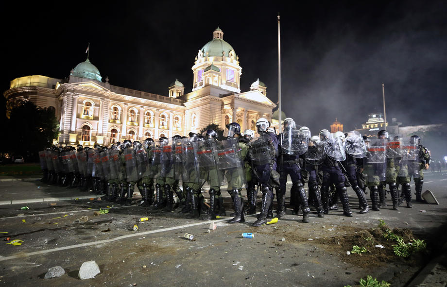 Proteste violente la Belgrad, după ce s-a decis reluarea stării de urgenţă din cauza COVID-19. Oamenii au intrat în clădirea Parlamentului