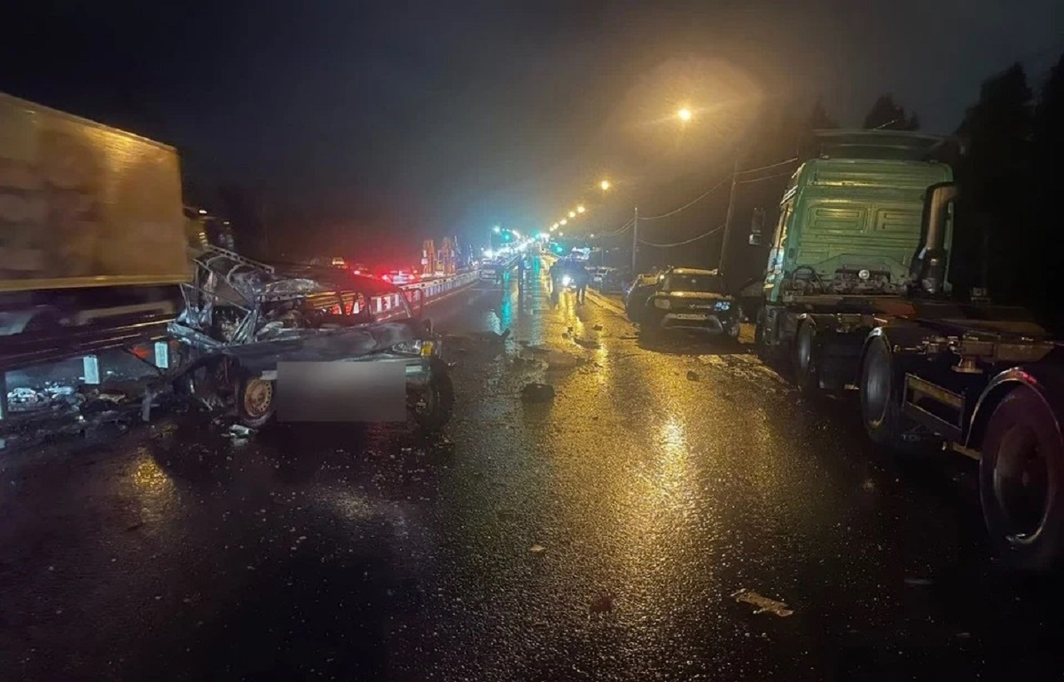 Accident teribil pe autostrada Kiev, de lângă Moscova. Un camion a lovit șase mașini, una a luat foc și o familie cu doi copii a murit