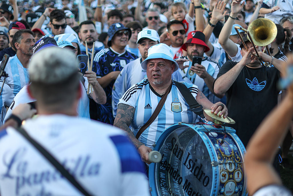 Óriási botrány a foci-vb-n: tömegverekedés az argentinok mérkőzése előtt – videó