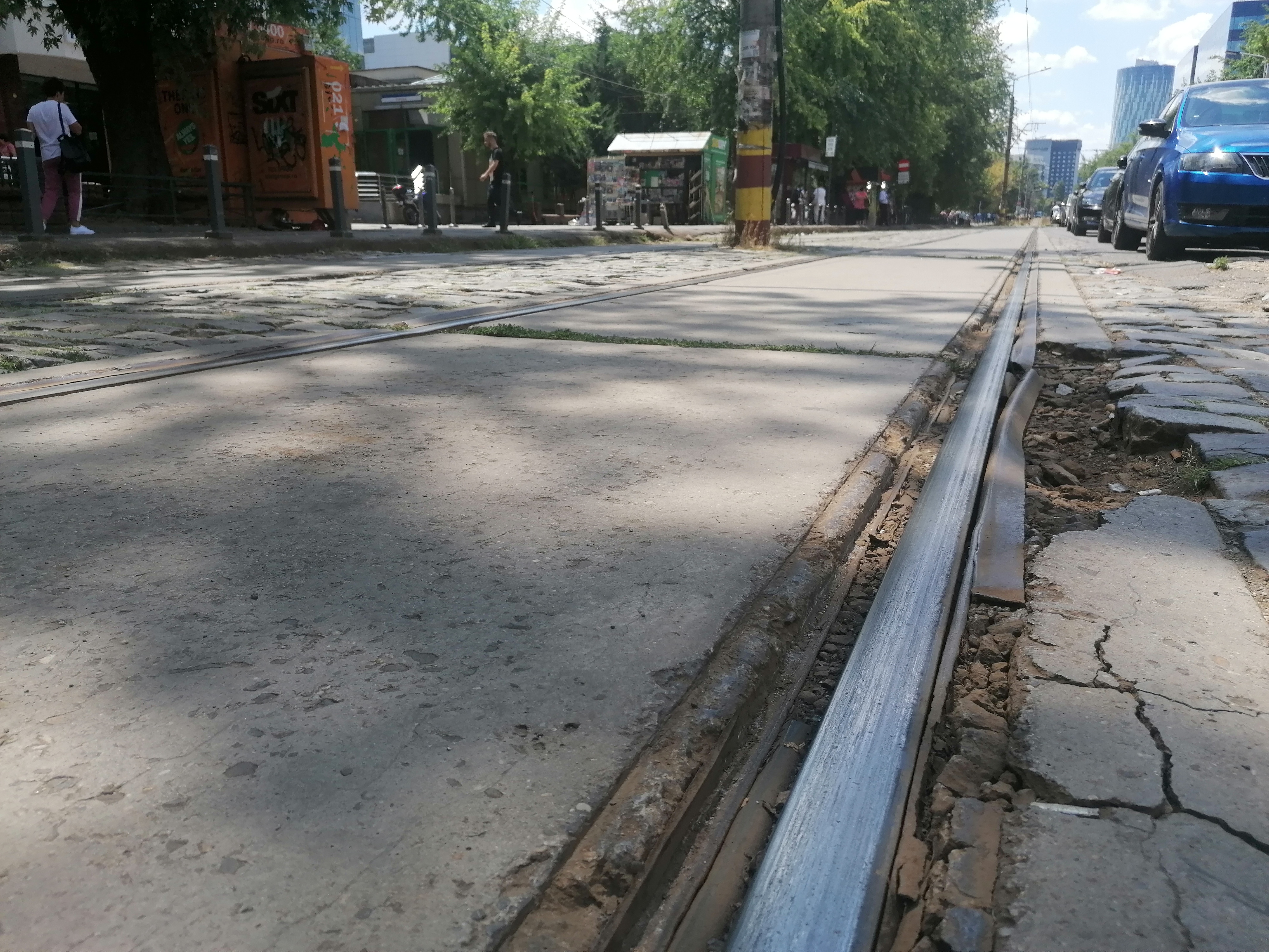 Gropi, șine rupte și segmente lipsă. Imagini cu liniile de tramvai care îi înspăimântă pe bucureștenii care vin la muncă în Pipera: „Mai bine cobor cu două stații înainte”
