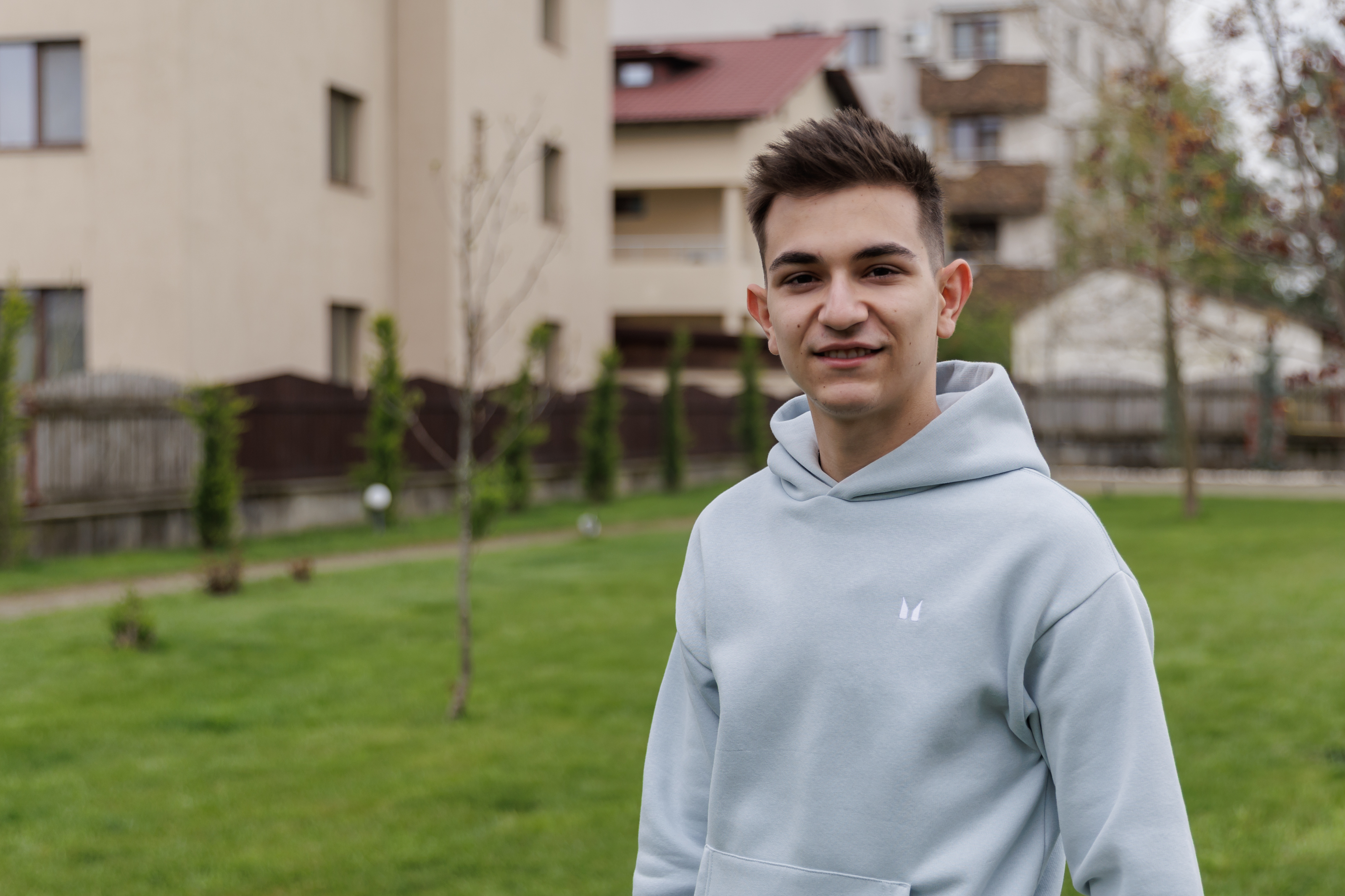 Dennis Măldărășanu face artă pe adidași: „Tata se uită la videoclipurile mele încontinuu”. Cât costă să-ți personalizezi o pereche de sneakerși