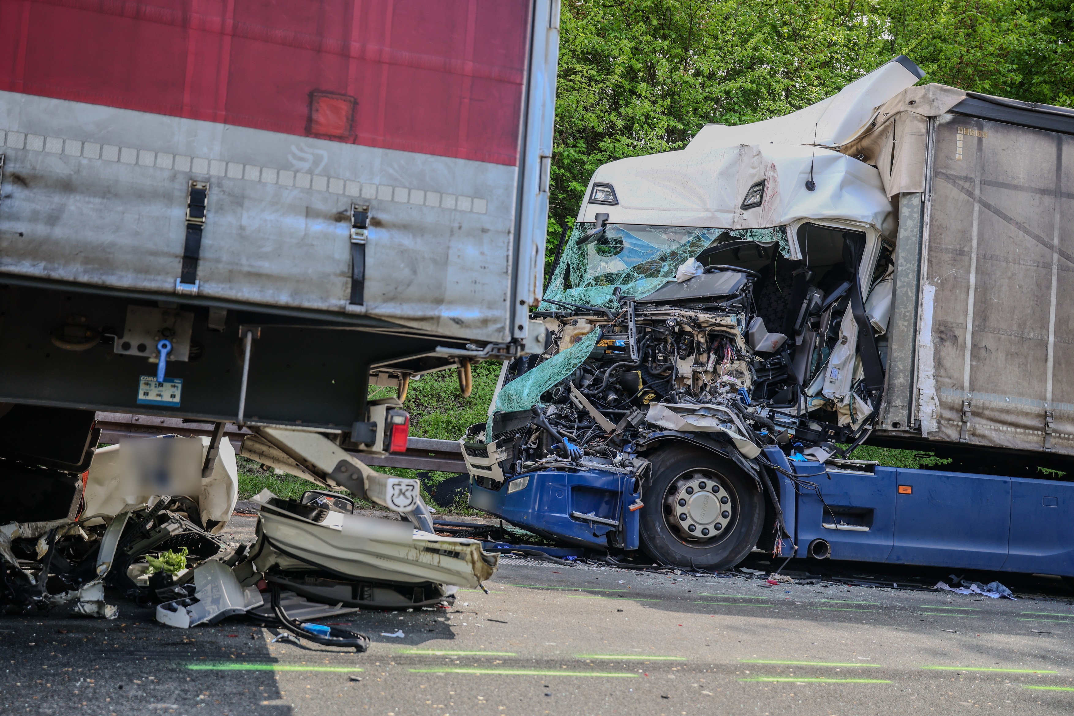 Șofer român de TIR îngrozit când s-a dat jos de la volan și a văzut cum arată camionul din spatele lui, pe o autostradă din Germania