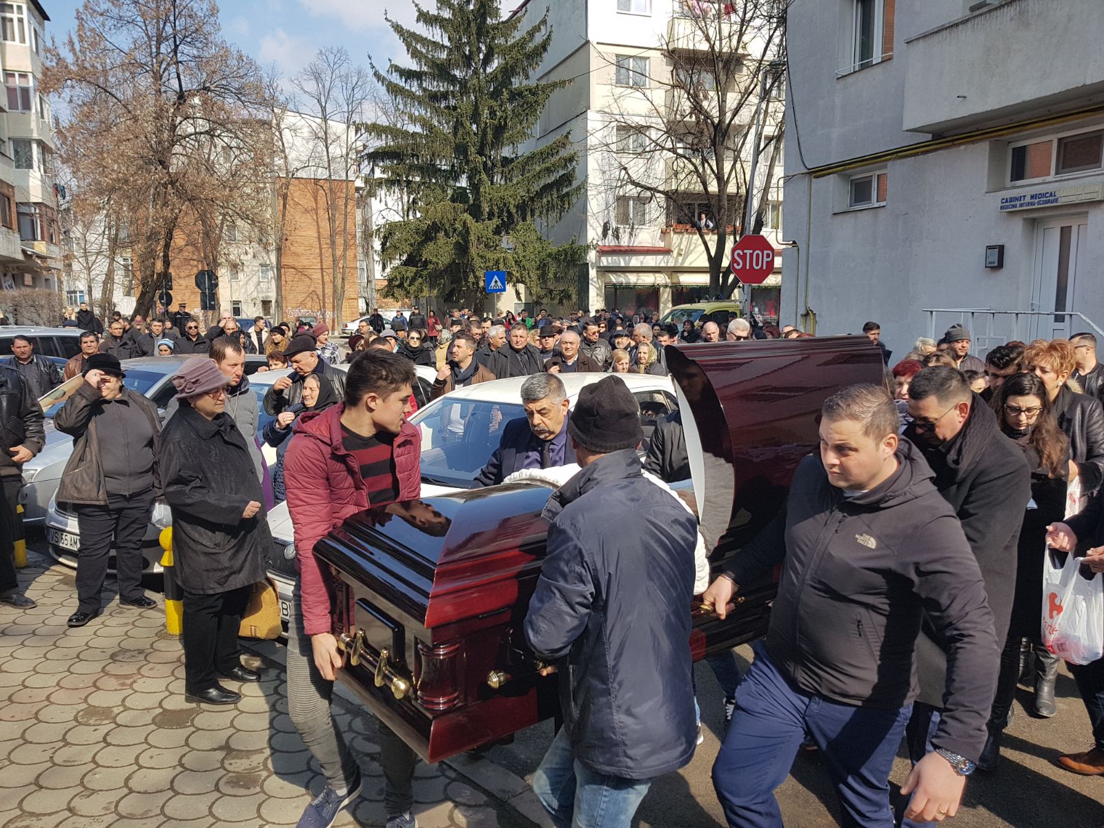 FOTO/ Liderul țiganilor din Moldova, înmormântat la Vaslui. La procesiune au fost mii de oameni, iar traficul a fost perturbat