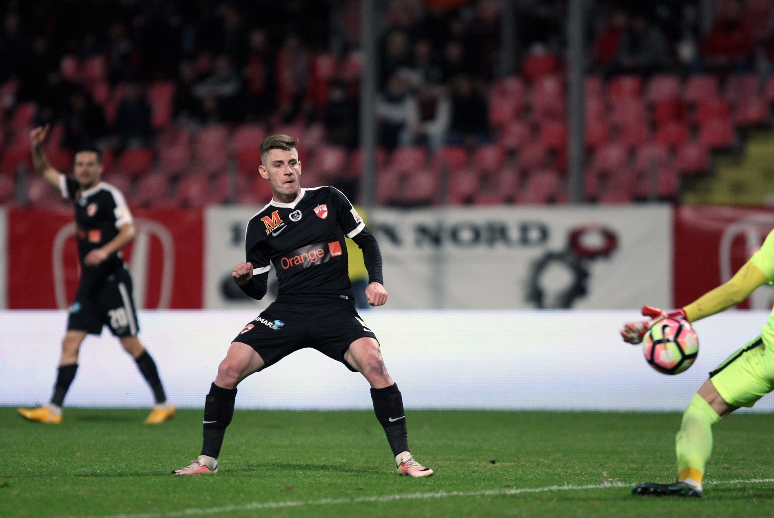 Liga 1, etapa 13. Dinamo - Pandurii 4-0. Autogol incredibil Lazar, ”dublă” Lazăr, plus Palici. ”Câinii”, în negru, în memoria lui Titi Frățilă. Fanii i-au cerut demisia lui Ando / VIDEO