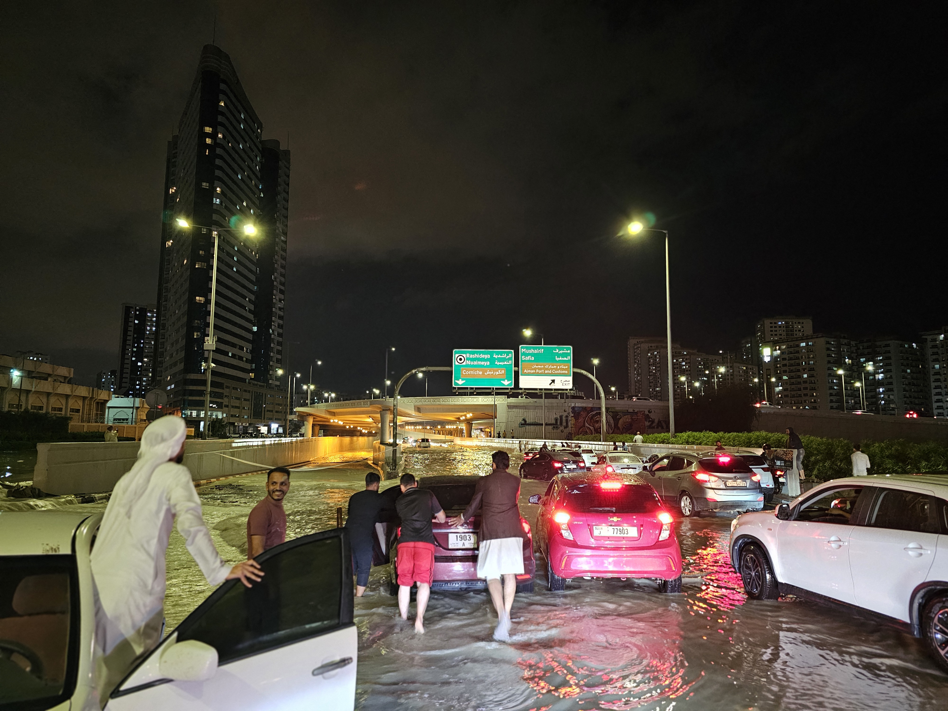 Emiratele Arabe Unite, lovite de cele mai abundente precipitații din ultimii 75 de ani. Români blocați pe aeroportul din Dubai